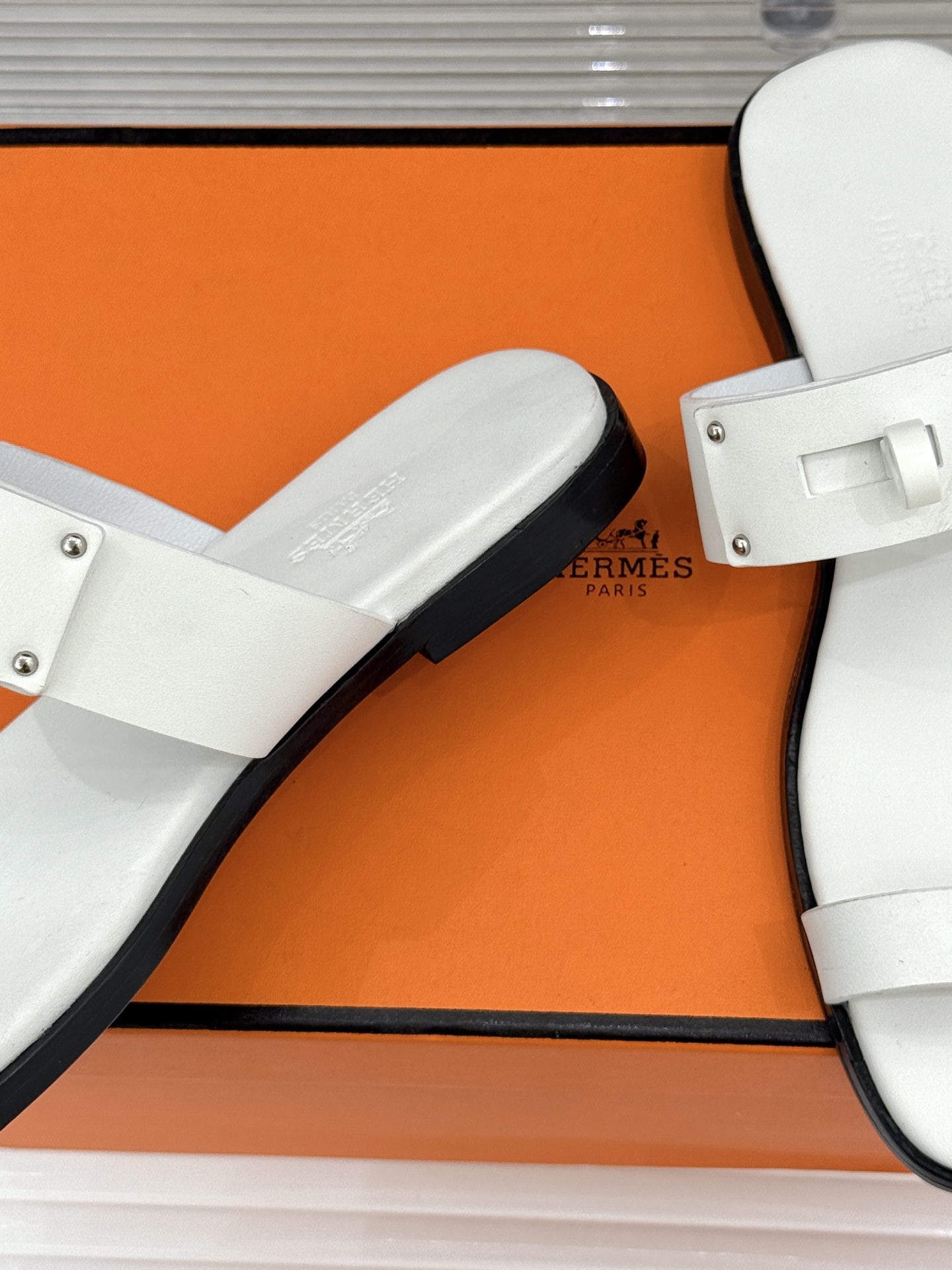 Hermès/爱马仕经典Kelly夹脚拖鞋以经典Kelly金属扣重塑夹脚拖鞋格调。甄选细腻小牛皮 触感柔