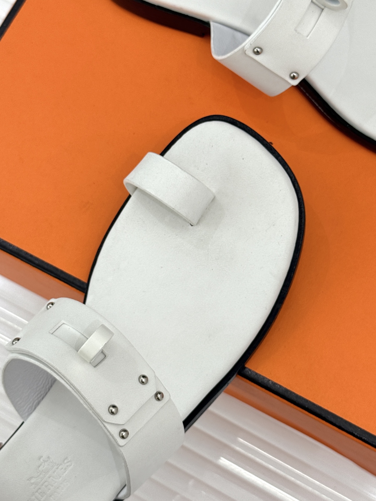 Hermès/爱马仕经典Kelly夹脚拖鞋以经典Kelly金属扣重塑夹脚拖鞋格调。甄选细腻小牛皮 触感柔