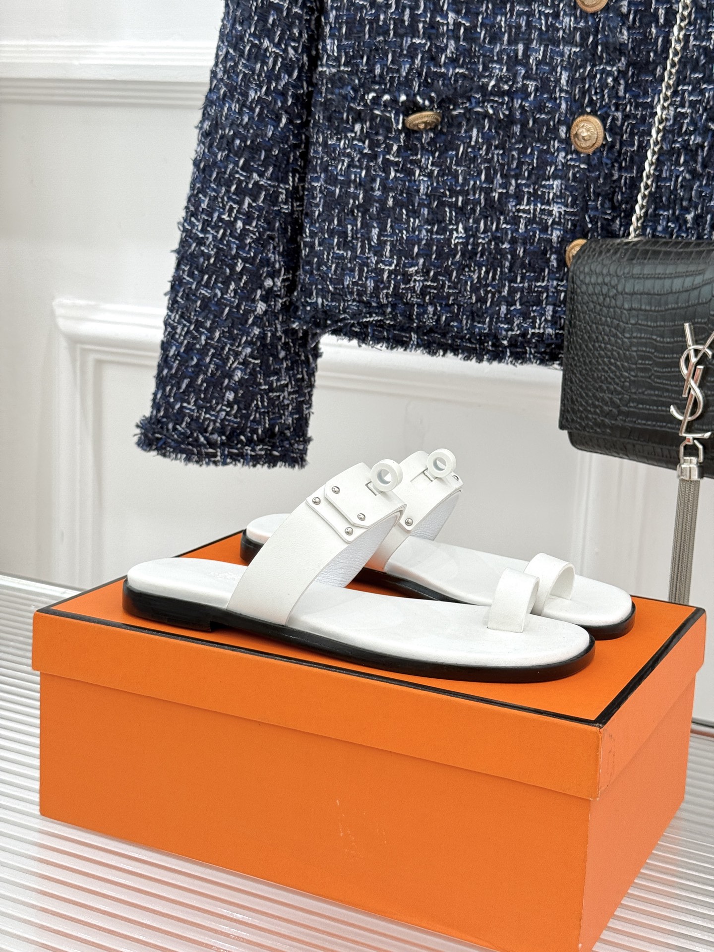 NO:751027,Hermès/Hermès classic Kelly flip-flops reshape the style of flip-flops with classic Kelly metal buckles. Selected fine calfskin, soft to the touch and skin-friendly. Simple flip-flop style, neat and slimming. Large-size Kelly buckle embellished on the upper. The palladium texture is bright and low-key, luxurious and elegant. The flat bottom is light and cushioned, walking freely and stress-free. From seaside vacation to daily life in the city, it is neat and elegant when paired with a skirt.  Paired with trousers, it is casual and high-end. It does not need to be deliberately carved but brings nobility. It combines French relaxation with luxury craftsmanship. This pair of durable and durable classics is a timeless and elegant investment in the shoe cabinet. It shows low-key and extraordinary every step of the way. The fabric is made of original custom leather, and the inner foot pads are all sheepskin. The Italian imported cowhide outsole is size 35-39 (customized on 34/40/41)  No. 98620260312, split-toe shoes, hermes, hermes, slippers, skirts, cowhide, sheepskin19860909Hermès/爱马仕经典Kelly夹脚拖鞋 以经典Kelly金属扣重塑夹脚拖鞋格调. 甄选细腻小牛皮 触感柔润亲肤 简约夹脚版型利落显瘦 大尺寸Kelly扣缀于鞋面 钯金质感璀璨低调 奢雅辨识度. 平底轻盈缓震 行走自在无压 从海滨度假到都市日常 搭配裙装利落优雅 配裤装随性高级 无需刻意雕琢便自带贵气. 将法式松弛与顶奢工艺相融 这双耐穿耐看的经典款 是鞋柜里永不过时的优雅投资 一步一履尽显低调不凡. 面料采用原版定制皮料 内里垫脚均为羊皮 意大利进口牛皮大底 size35-39（34/40/41定制） 编号98620260312,分趾鞋,hermes,hermes,slippers,skirts,cowhide,sheepskin,Women's Shoes