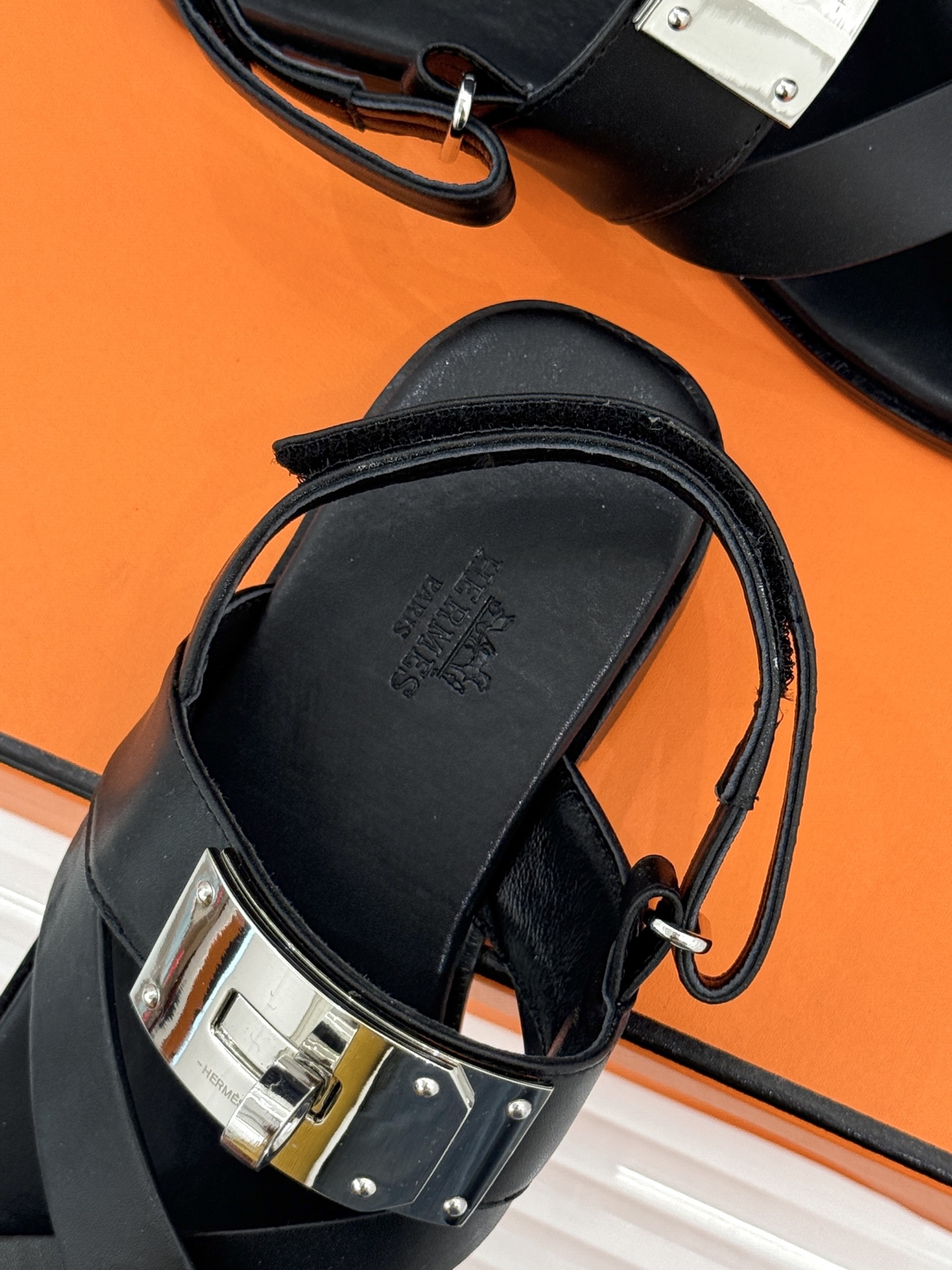 Hermès/爱马仕经典Kelly交叉带凉鞋以标志性大Kelly扣演绎优雅新境。精选细腻小牛皮 质感温润