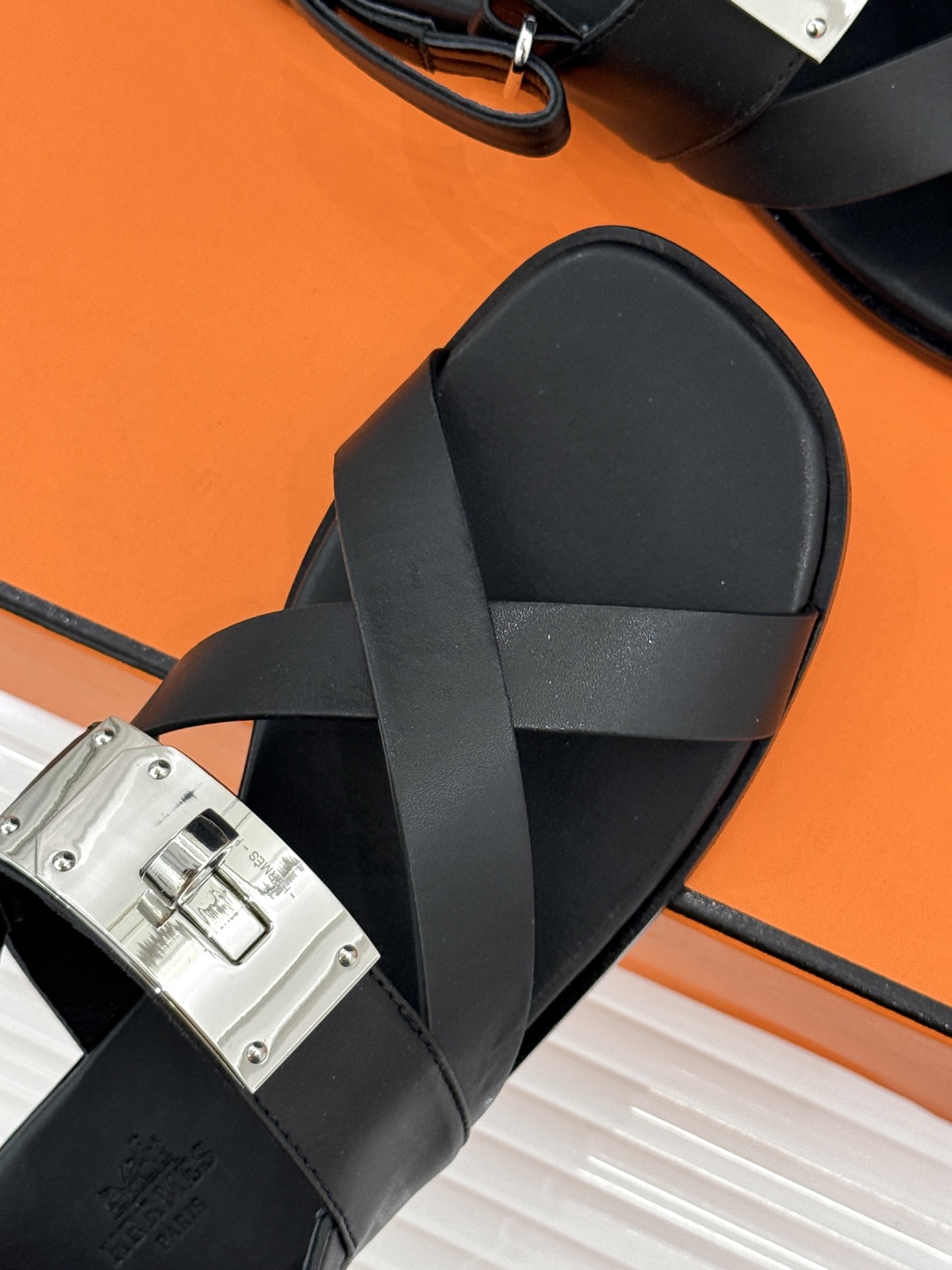 Hermès/爱马仕经典Kelly交叉带凉鞋以标志性大Kelly扣演绎优雅新境。精选细腻小牛皮 质感温润