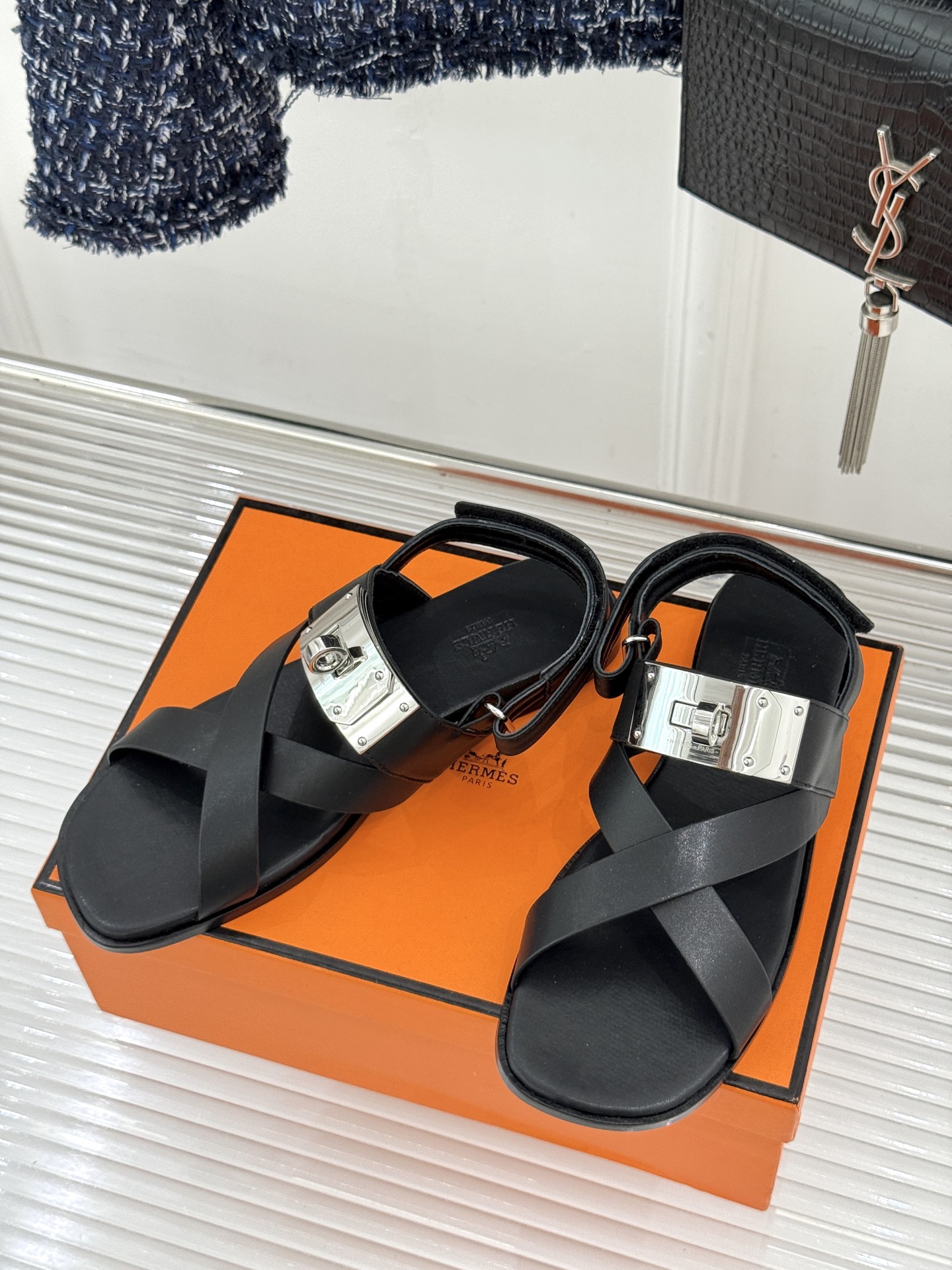 Hermès/爱马仕经典Kelly交叉带凉鞋以标志性大Kelly扣演绎优雅新境。精选细腻小牛皮 质感温润