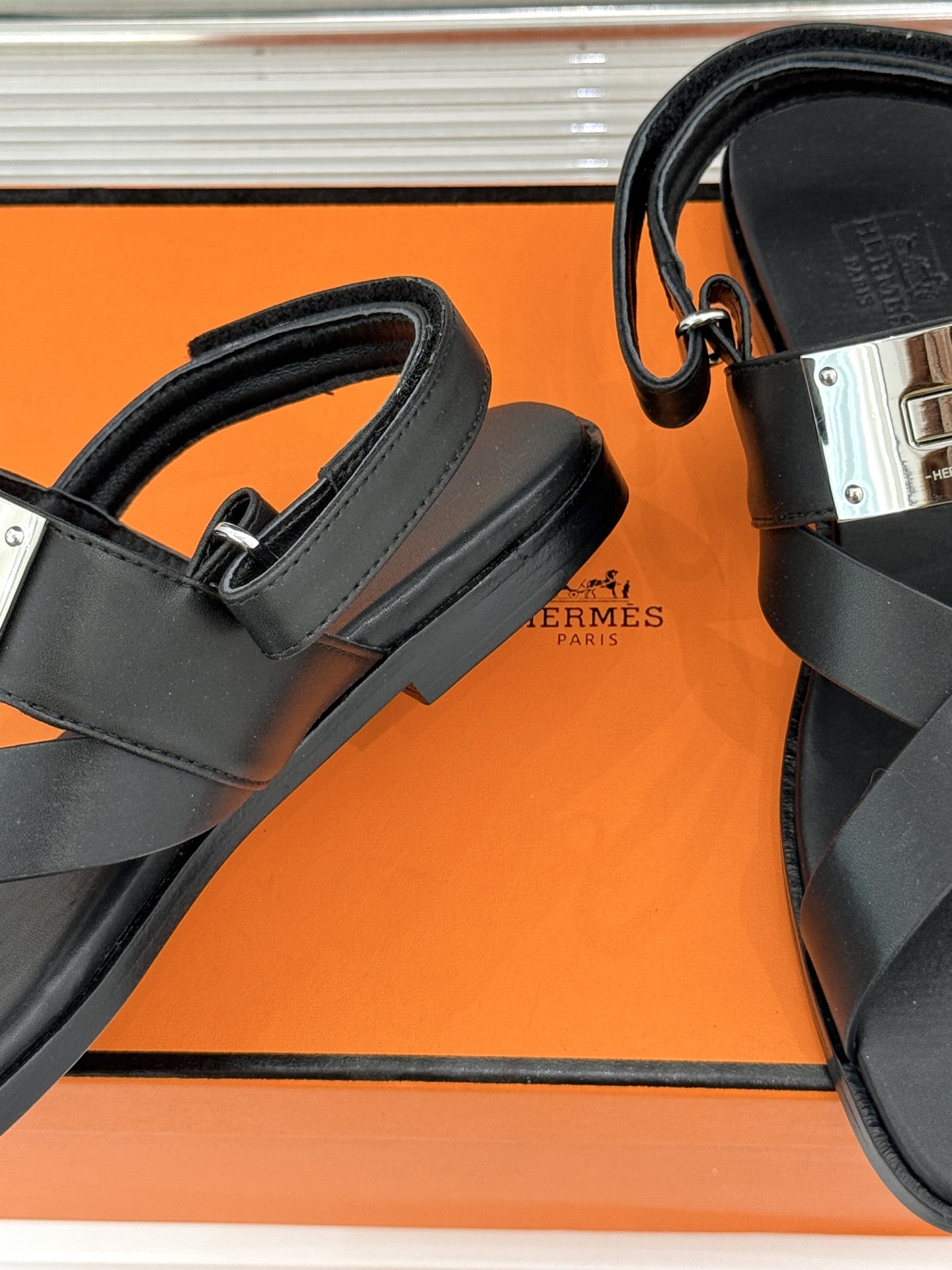 Hermès/爱马仕经典Kelly交叉带凉鞋以标志性大Kelly扣演绎优雅新境。精选细腻小牛皮 质感温润