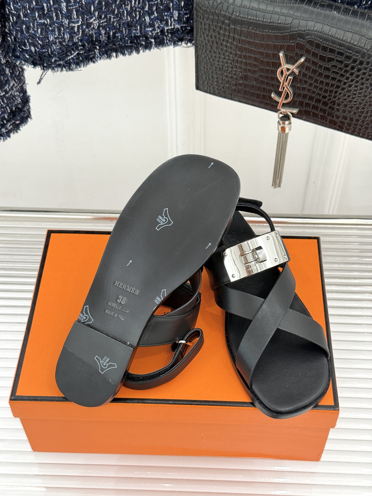 Hermès/爱马仕经典Kelly交叉带凉鞋以标志性大Kelly扣演绎优雅新境。精选细腻小牛皮 质感温润