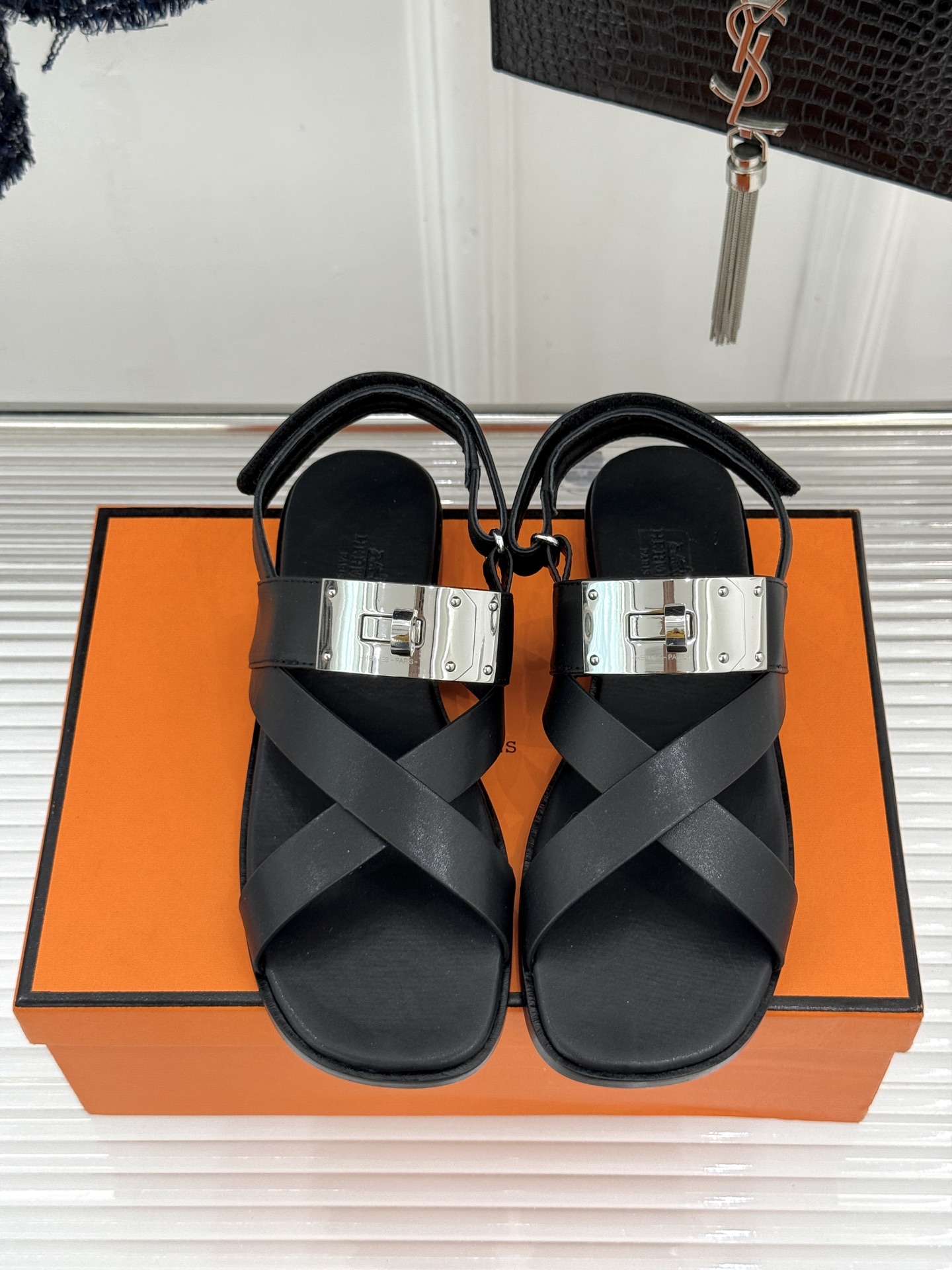 Hermès/爱马仕经典Kelly交叉带凉鞋以标志性大Kelly扣演绎优雅新境。精选细腻小牛皮 质感温润