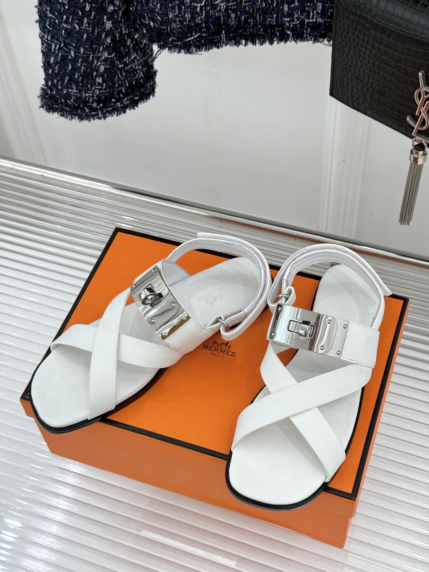 Hermès/爱马仕经典Kelly交叉带凉鞋以标志性大Kelly扣演绎优雅新境。精选细腻小牛皮 质感温润