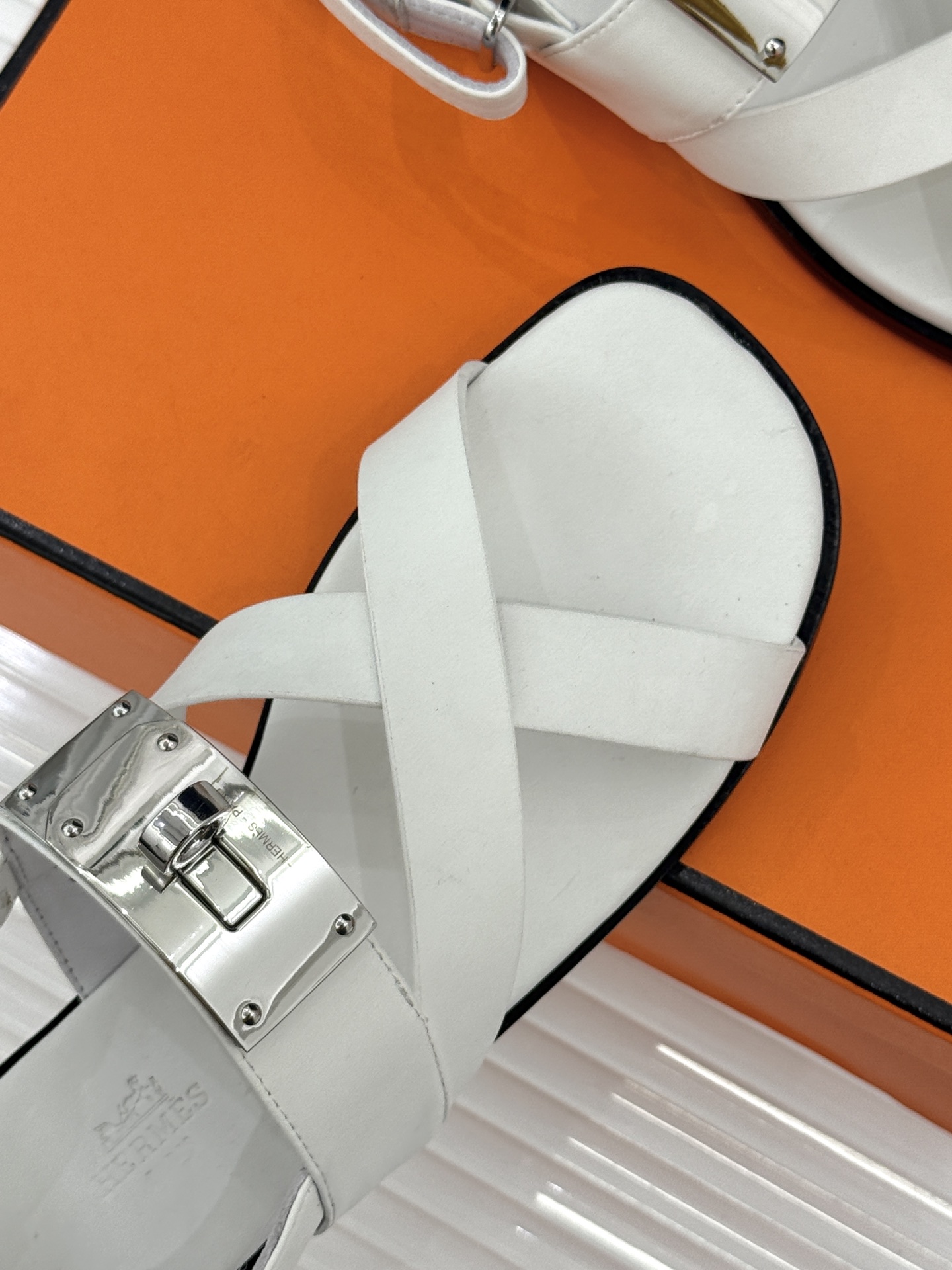 Hermès/爱马仕经典Kelly交叉带凉鞋以标志性大Kelly扣演绎优雅新境。精选细腻小牛皮 质感温润
