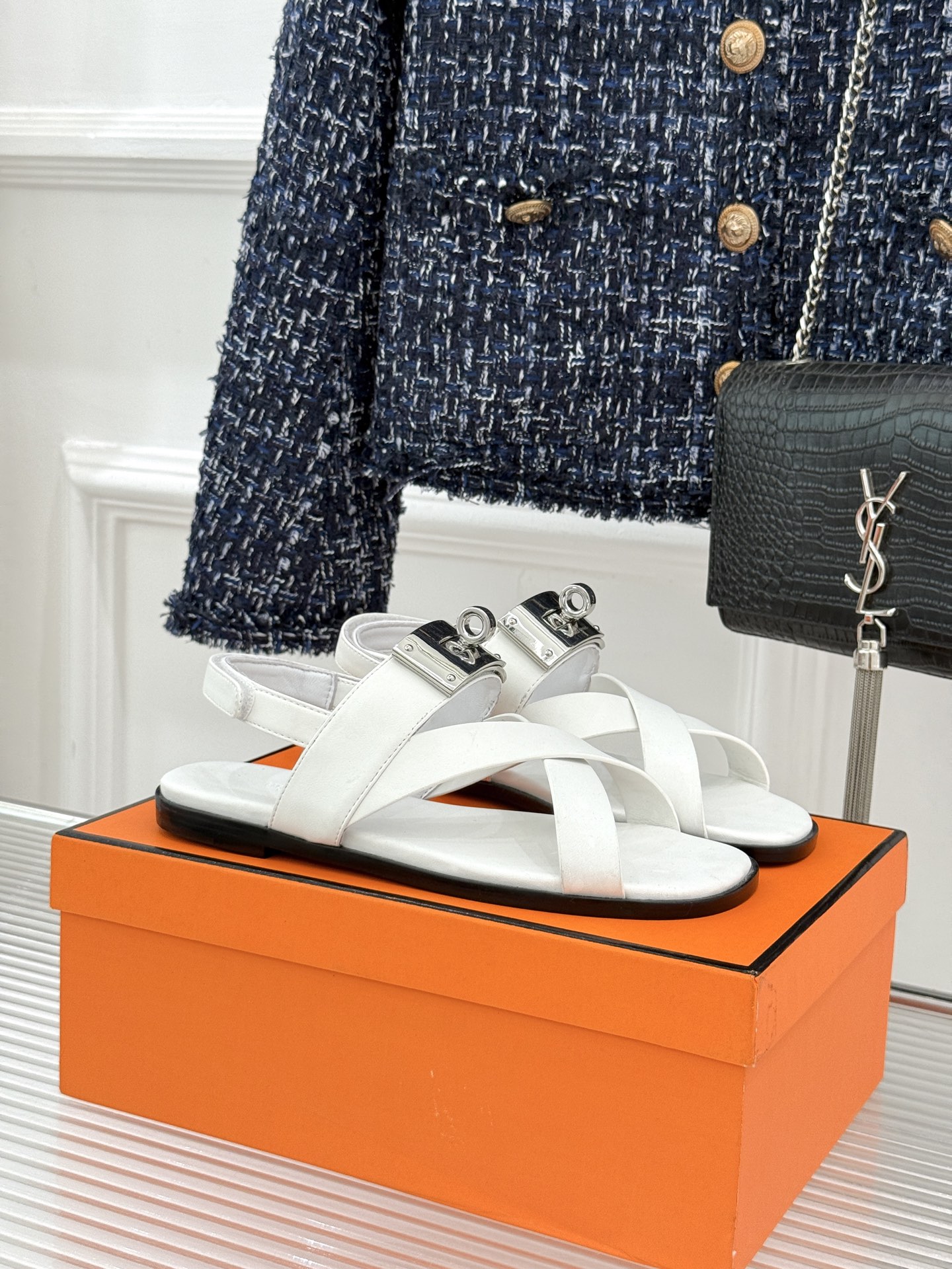 Hermès/爱马仕经典Kelly交叉带凉鞋以标志性大Kelly扣演绎优雅新境。精选细腻小牛皮 质感温润