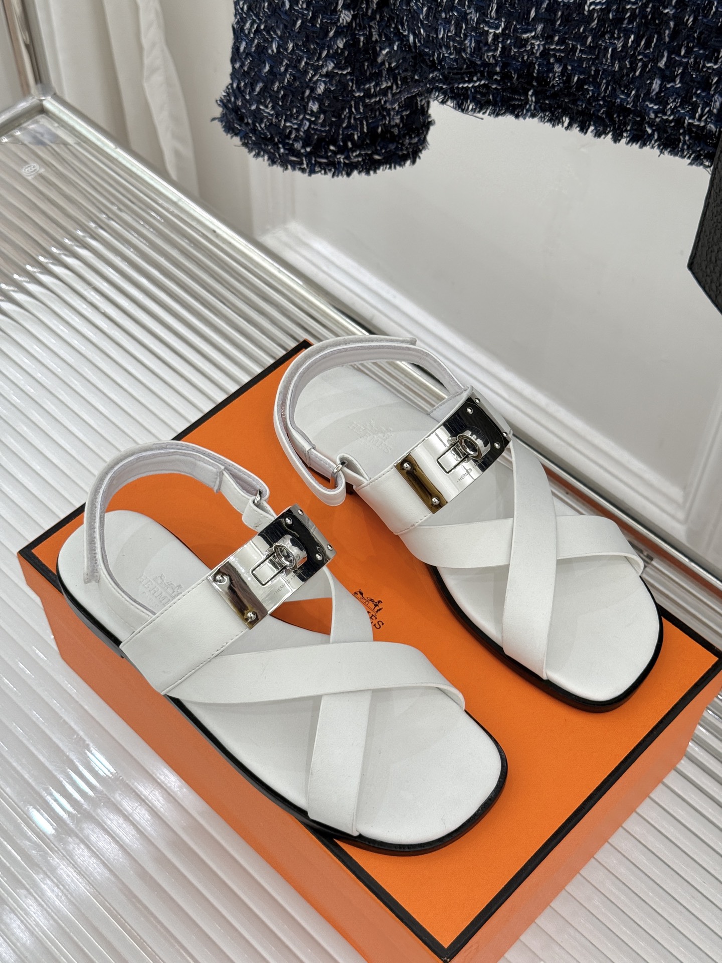 Hermès/爱马仕经典Kelly交叉带凉鞋以标志性大Kelly扣演绎优雅新境。精选细腻小牛皮 质感温润