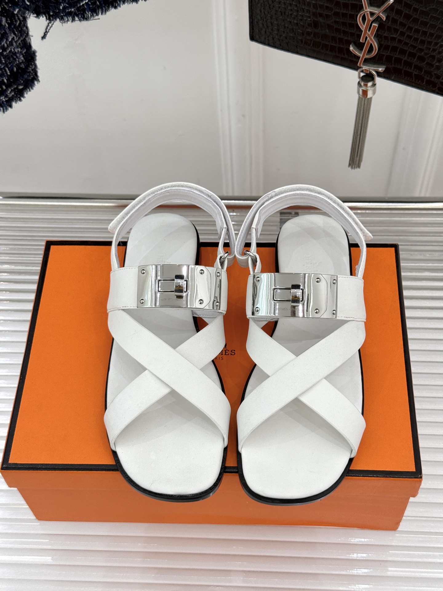 Hermès/爱马仕经典Kelly交叉带凉鞋以标志性大Kelly扣演绎优雅新境。精选细腻小牛皮 质感温润