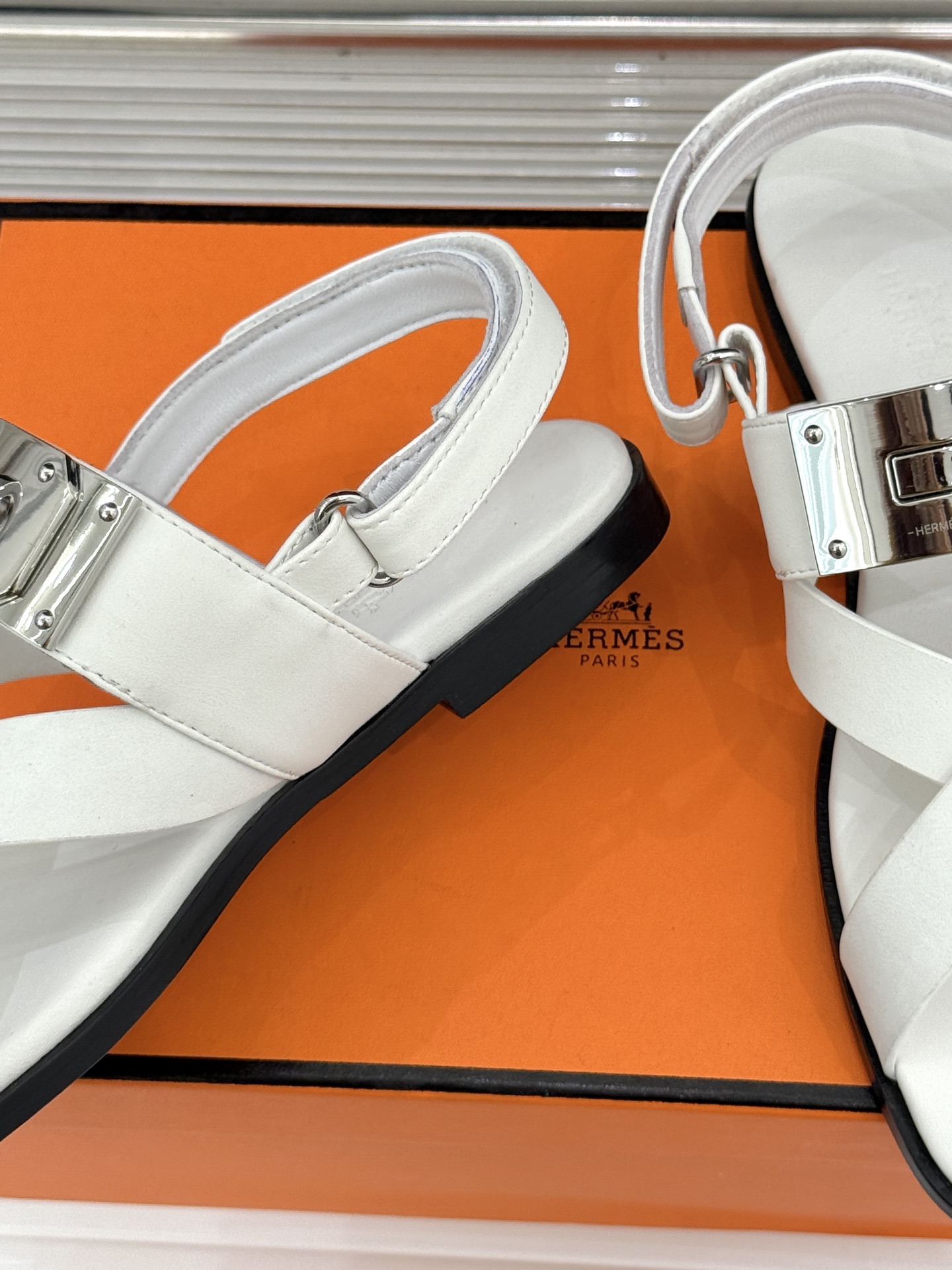 Hermès/爱马仕经典Kelly交叉带凉鞋以标志性大Kelly扣演绎优雅新境。精选细腻小牛皮 质感温润