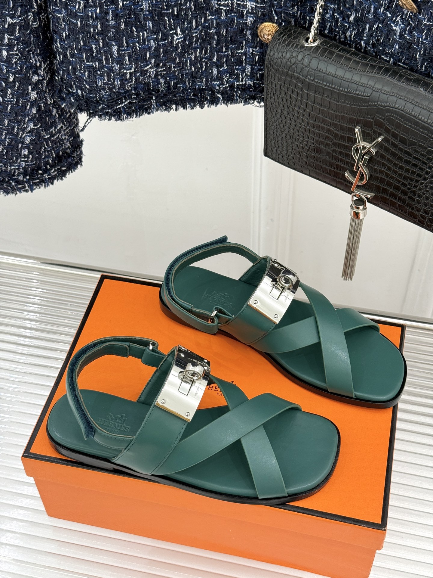 Hermès/爱马仕经典Kelly交叉带凉鞋以标志性大Kelly扣演绎优雅新境。精选细腻小牛皮 质感温润