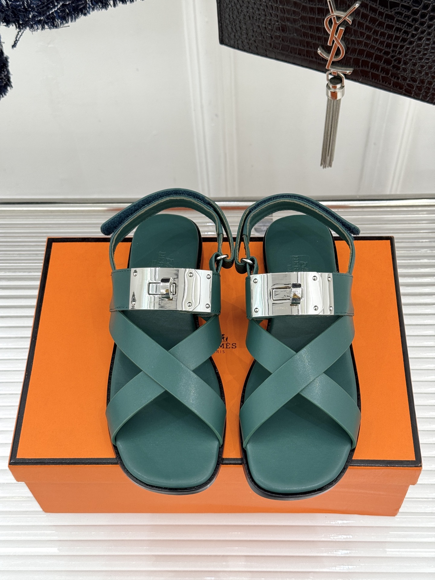 Hermès/爱马仕经典Kelly交叉带凉鞋以标志性大Kelly扣演绎优雅新境。精选细腻小牛皮 质感温润