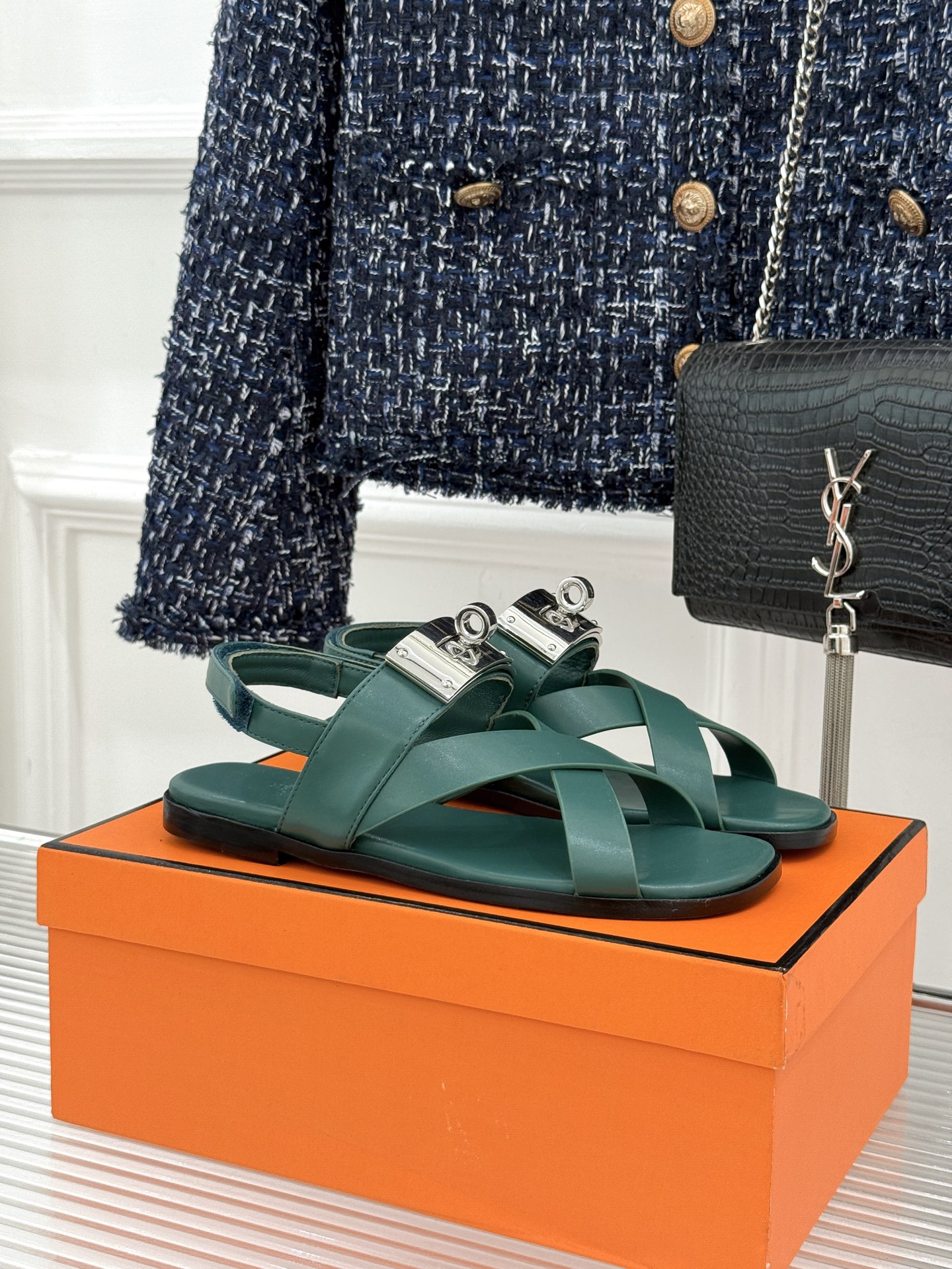 Hermès/爱马仕经典Kelly交叉带凉鞋以标志性大Kelly扣演绎优雅新境。精选细腻小牛皮 质感温润