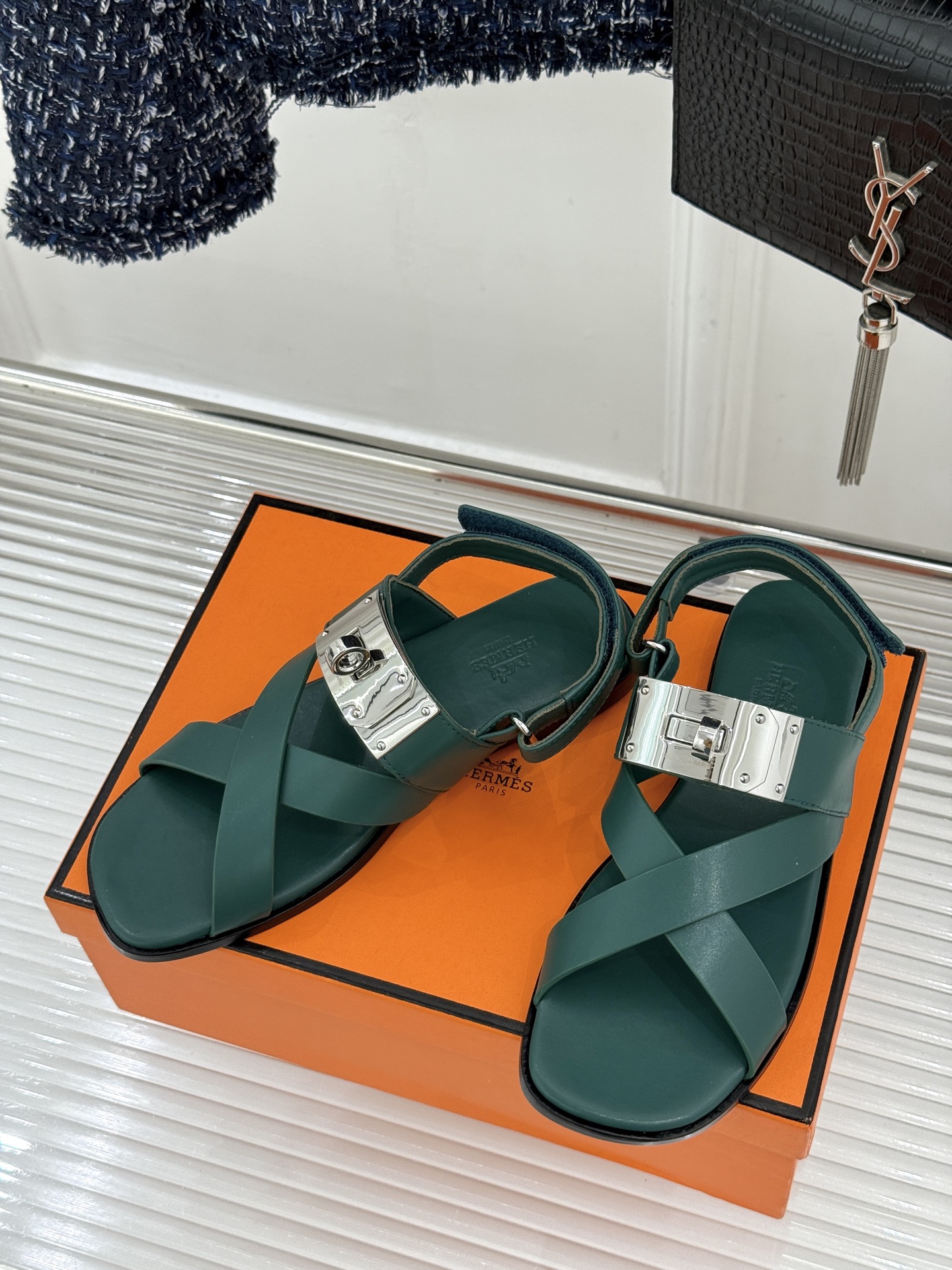 Hermès/爱马仕经典Kelly交叉带凉鞋以标志性大Kelly扣演绎优雅新境。精选细腻小牛皮 质感温润