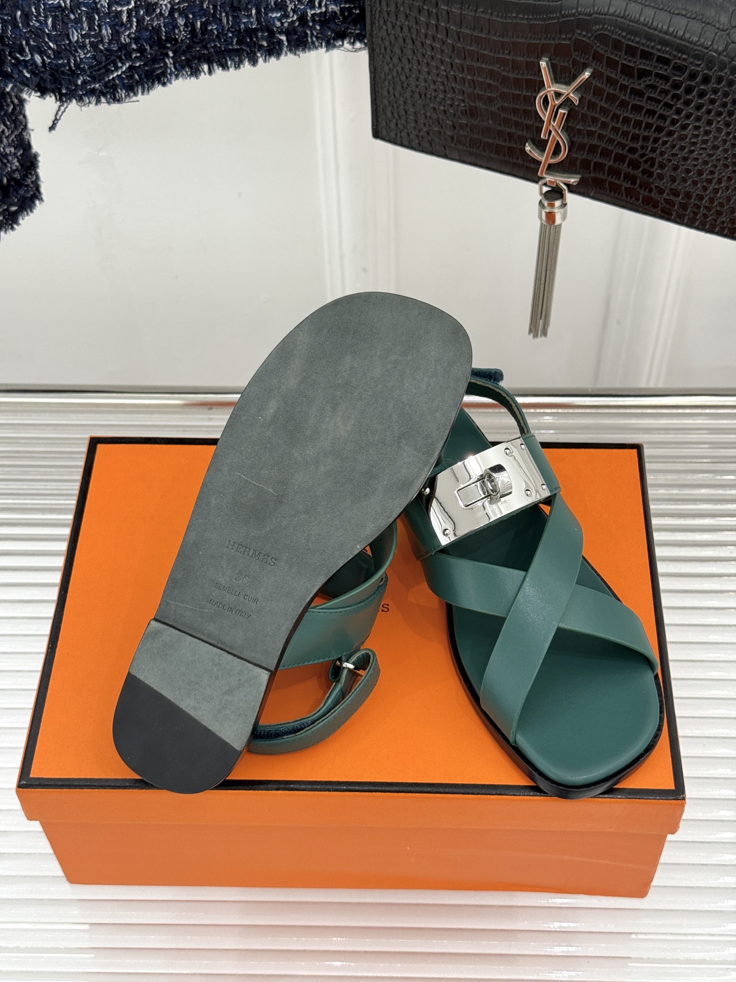 Hermès/爱马仕经典Kelly交叉带凉鞋以标志性大Kelly扣演绎优雅新境。精选细腻小牛皮 质感温润