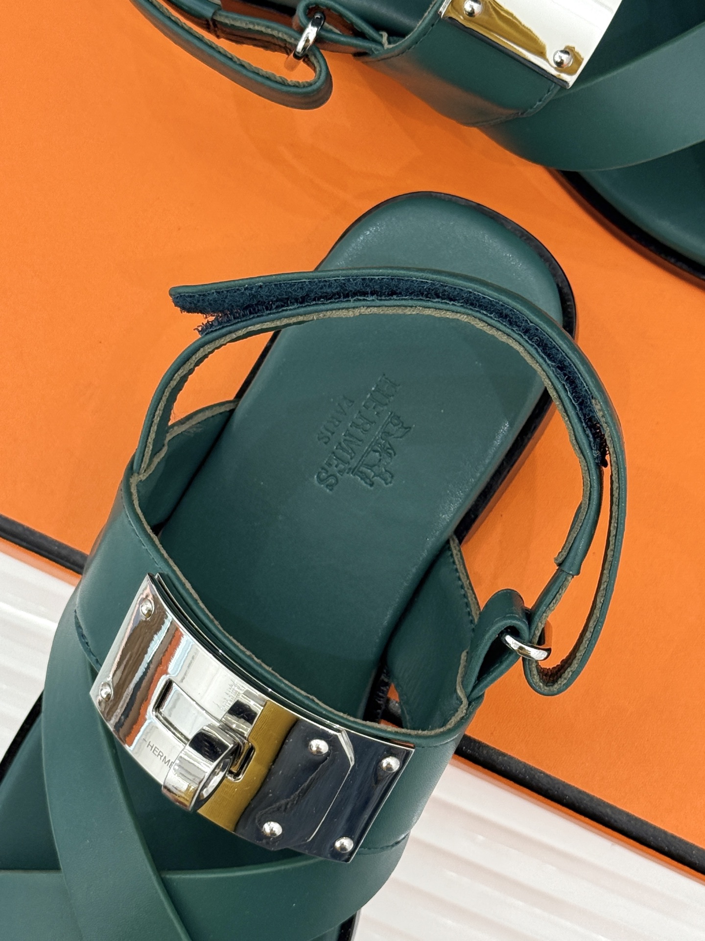 Hermès/爱马仕经典Kelly交叉带凉鞋以标志性大Kelly扣演绎优雅新境。精选细腻小牛皮 质感温润