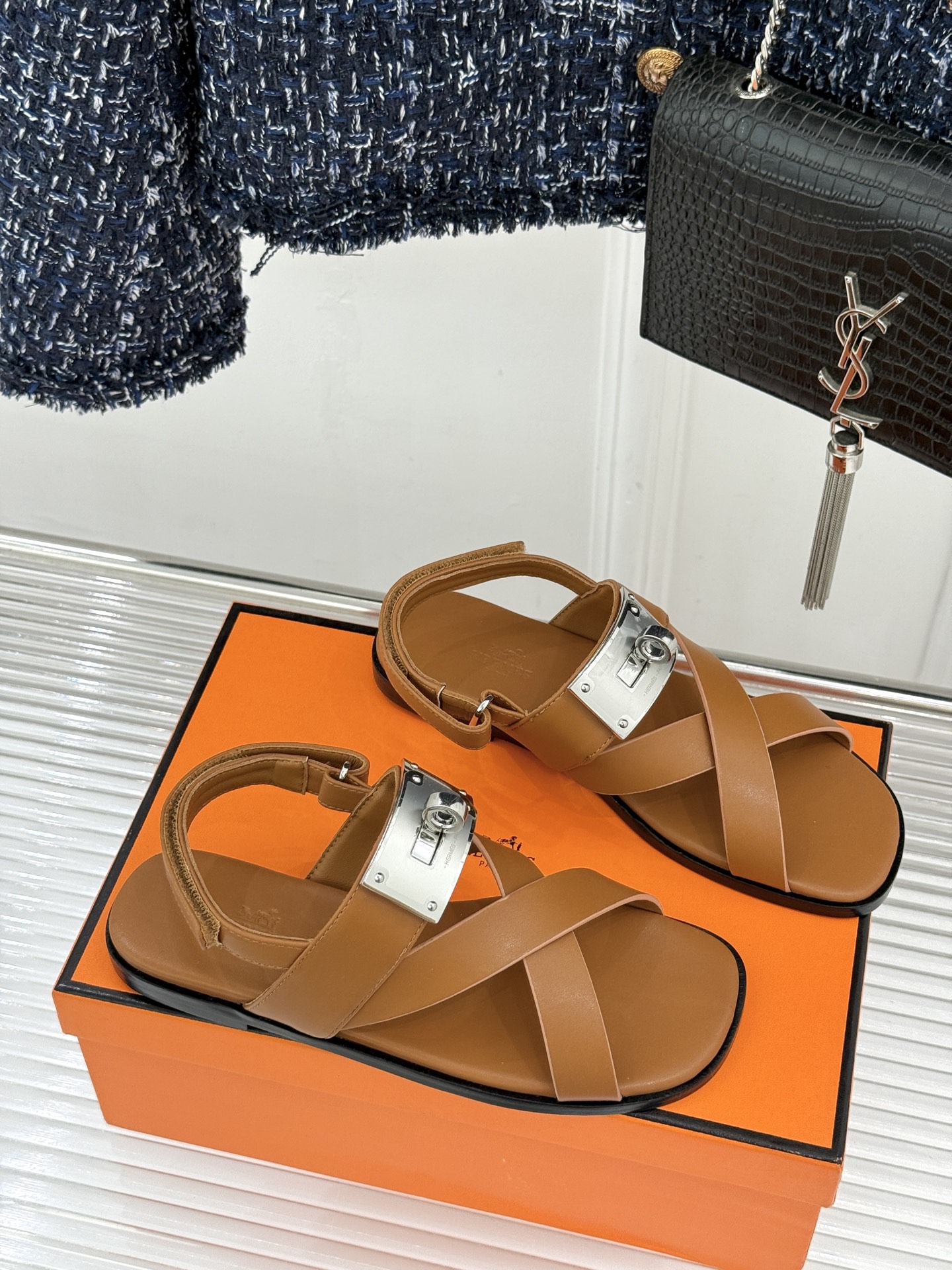 Hermès/爱马仕经典Kelly交叉带凉鞋以标志性大Kelly扣演绎优雅新境。精选细腻小牛皮 质感温润