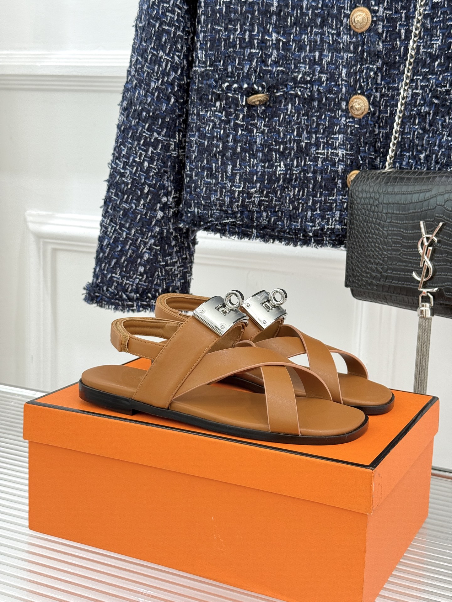 NO:751023,Hermès/Hermès classic Kelly cross-strap sandals interpret elegance into a new realm with the iconic large Kelly buckle. They are made of fine calfskin and have a warm and crisp texture. The neat cross-strap fits the instep and modifies the foot shape to make it more slender. The body of the shoe is decorated with a large classic Kelly metal buckle. The matte gilt texture is low-key and bright. It is instantly recognizable as a luxury one. The cushioned sole fits the arch of the foot and is light and cushioning when walking.  The flat-bottomed design is both lazy and comfortable. From vacation dresses to commuter suits, it can easily be used in many scenes. There is elegance hidden in simplicity. Inheriting the brand's exquisite craftsmanship and minimalist aesthetics, it is a timeless and elegant investment in the shoe cabinet, showing a calm style when walking. The fabric is made of original customized leather, and the inner foot pads are all sheepskin. Italian imported cowhide outsole size35-39 (customized on 34/40/41)  No. 98620260312,sandals,hermes,hermes,sandals,skirts,business suit,cowhide,sheepskin19860909Hermès/爱马仕经典Kelly交叉带凉鞋 以标志性大Kelly扣演绎优雅新境. 精选细腻小牛皮 质感温润挺括 利落交叉带贴合足背 修饰脚型更显纤细. 鞋身缀以大号经典Kelly金属扣 哑光鎏金质感低调璀璨 一眼定格顶奢辨识度. 软垫鞋底贴合足弓 行走轻盈缓震 平底设计兼顾慵懒与自在. 从度假长裙到通勤西装 轻松驾驭多场景 简约中藏着贵气. 承袭品牌精湛工艺与极简美学 是鞋柜里永不过时的优雅投资 在步履间尽显从容格调. 面料采用原版定制皮料 内里垫脚均为羊皮 意大利进口牛皮大底 size35-39（34/40/41定制） 编号98620260312,凉鞋,hermes,hermes,sandals,skirts,business suit,cowhide,sheepskin,Women's Shoes