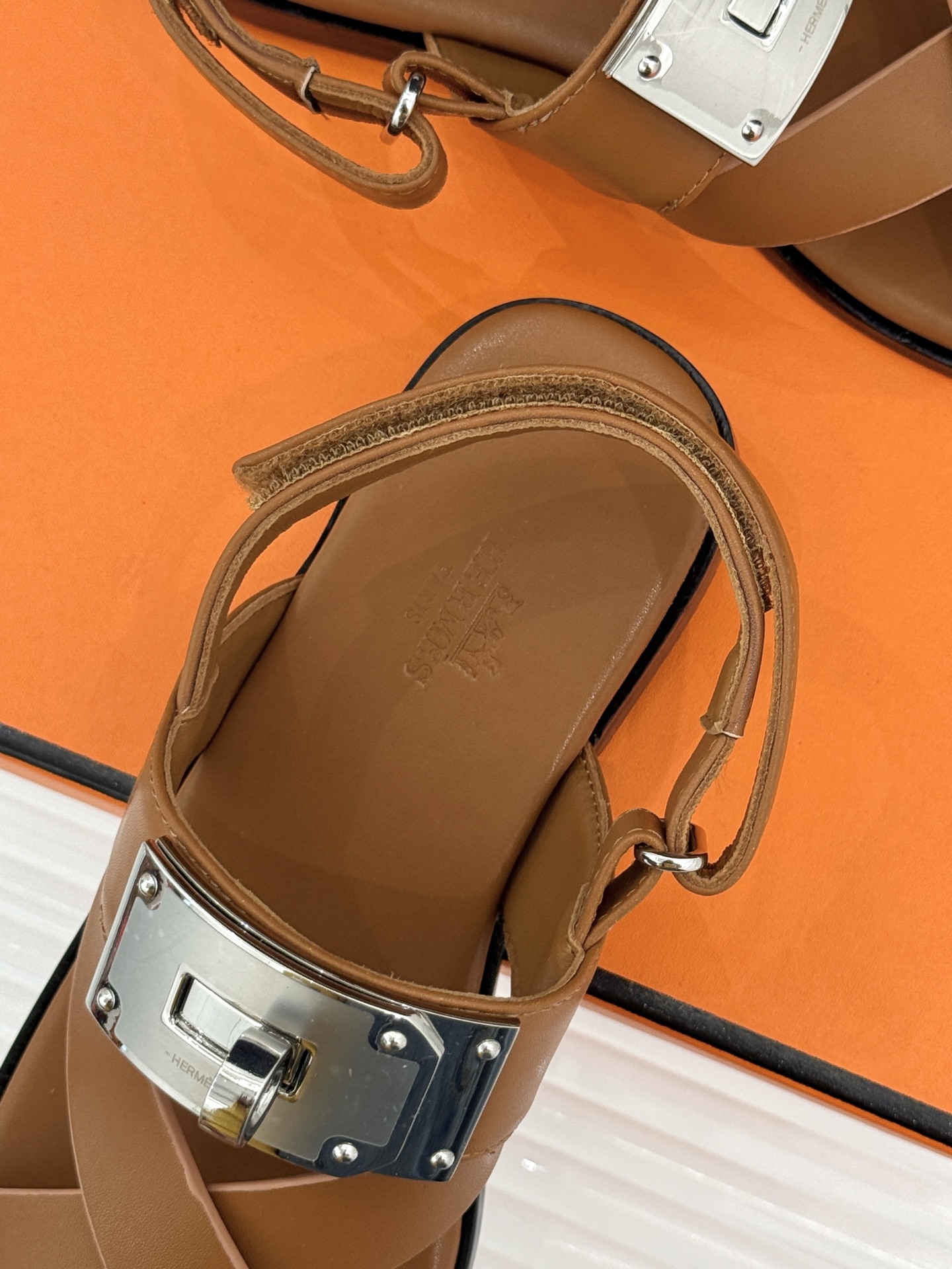 Hermès/爱马仕经典Kelly交叉带凉鞋以标志性大Kelly扣演绎优雅新境。精选细腻小牛皮 质感温润