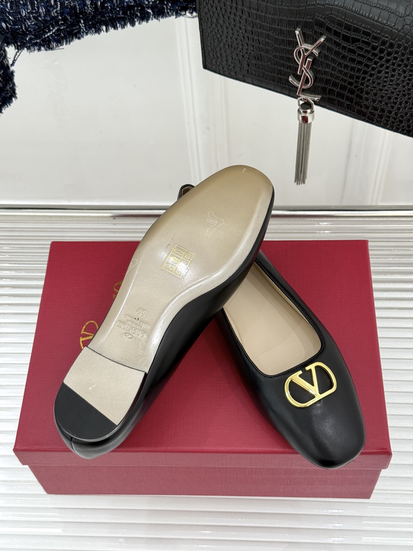 Valentino/华伦天奴26WF早春新品金属V扣平底芭蕾舞鞋单鞋以柔雅鞋型承载标志性奢雅格调。甄选细