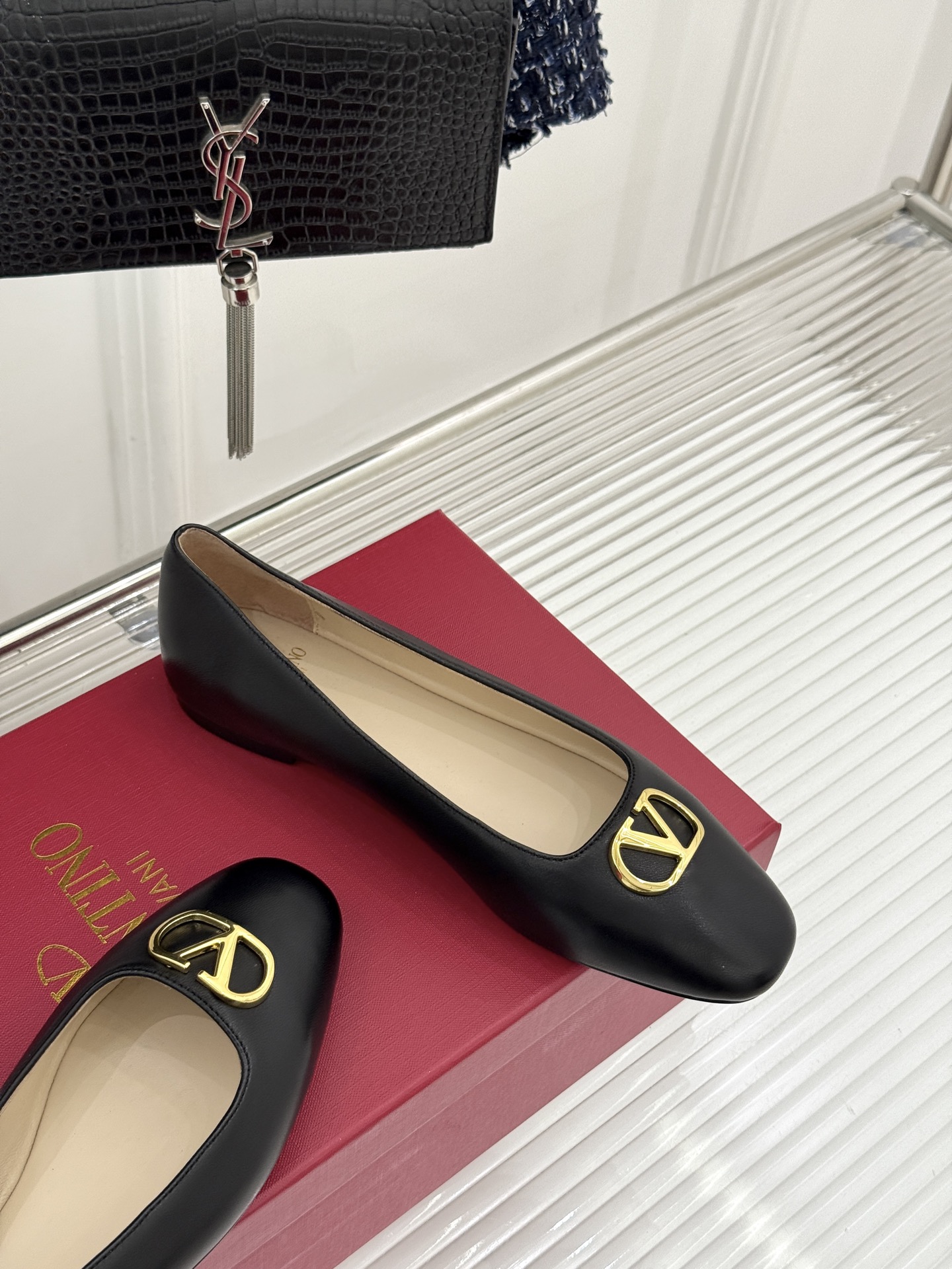 Valentino/华伦天奴26WF早春新品金属V扣平底芭蕾舞鞋单鞋以柔雅鞋型承载标志性奢雅格调。甄选细