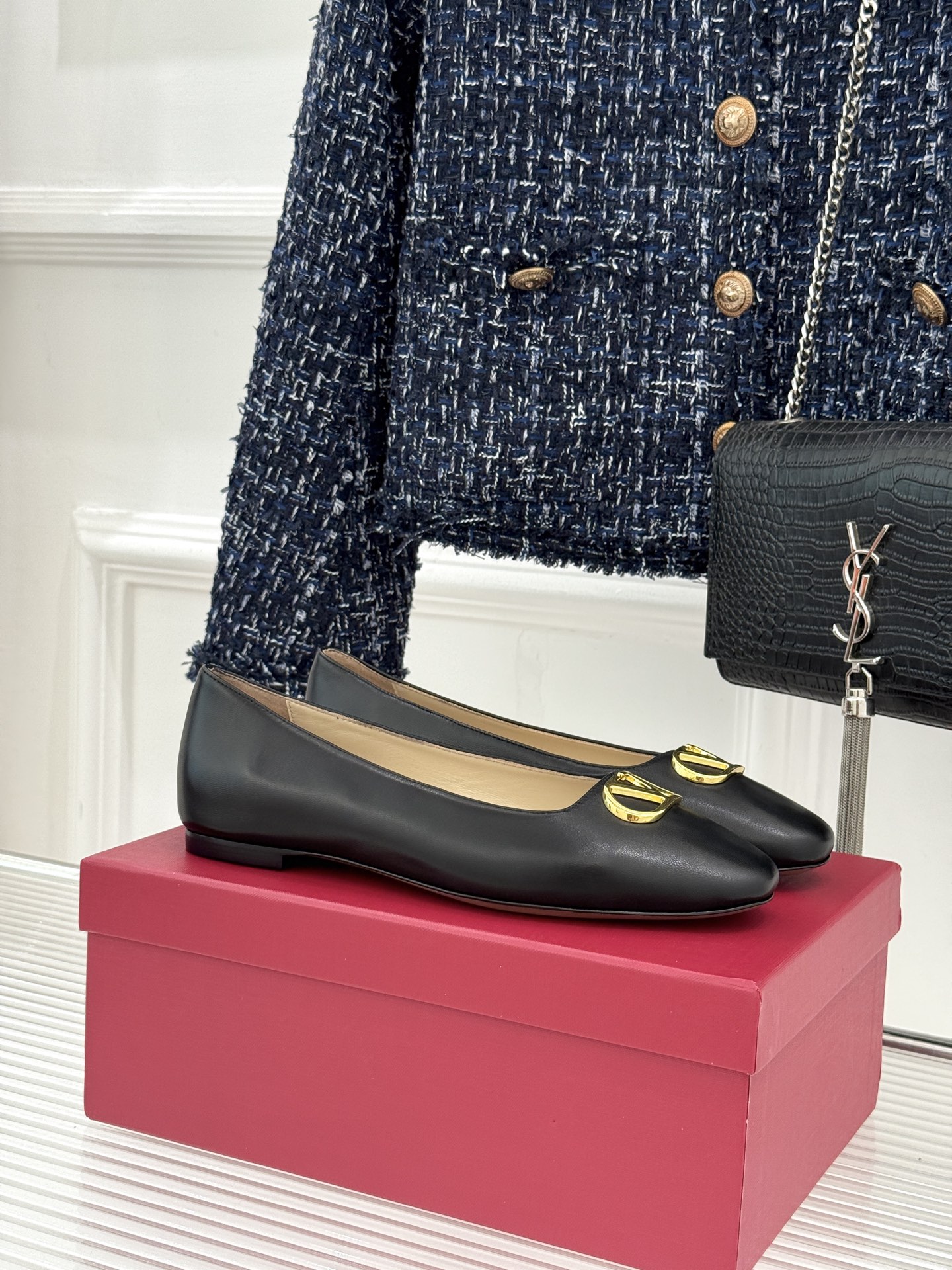 Valentino/华伦天奴26WF早春新品金属V扣平底芭蕾舞鞋单鞋以柔雅鞋型承载标志性奢雅格调。甄选细