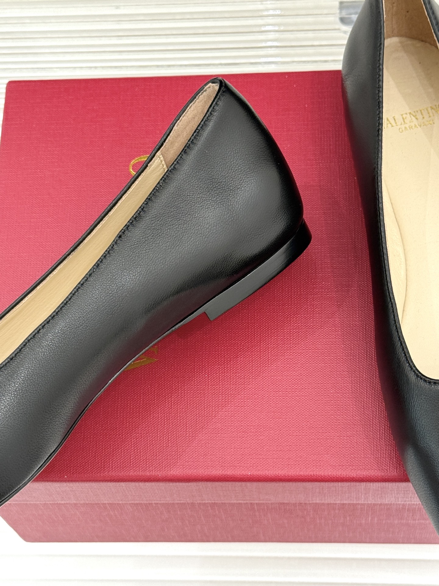 Valentino/华伦天奴26WF早春新品金属V扣平底芭蕾舞鞋单鞋以柔雅鞋型承载标志性奢雅格调。甄选细