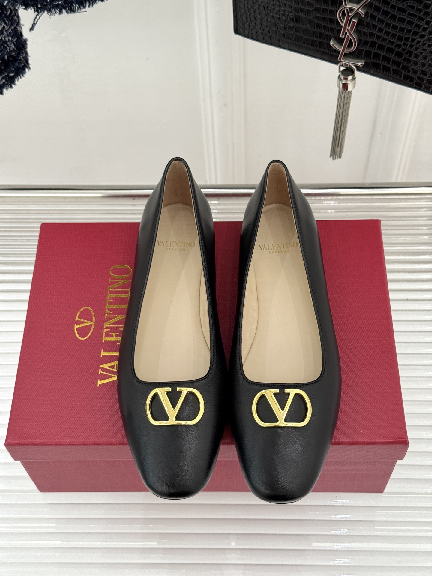 Valentino/华伦天奴26WF早春新品金属V扣平底芭蕾舞鞋单鞋以柔雅鞋型承载标志性奢雅格调。甄选细
