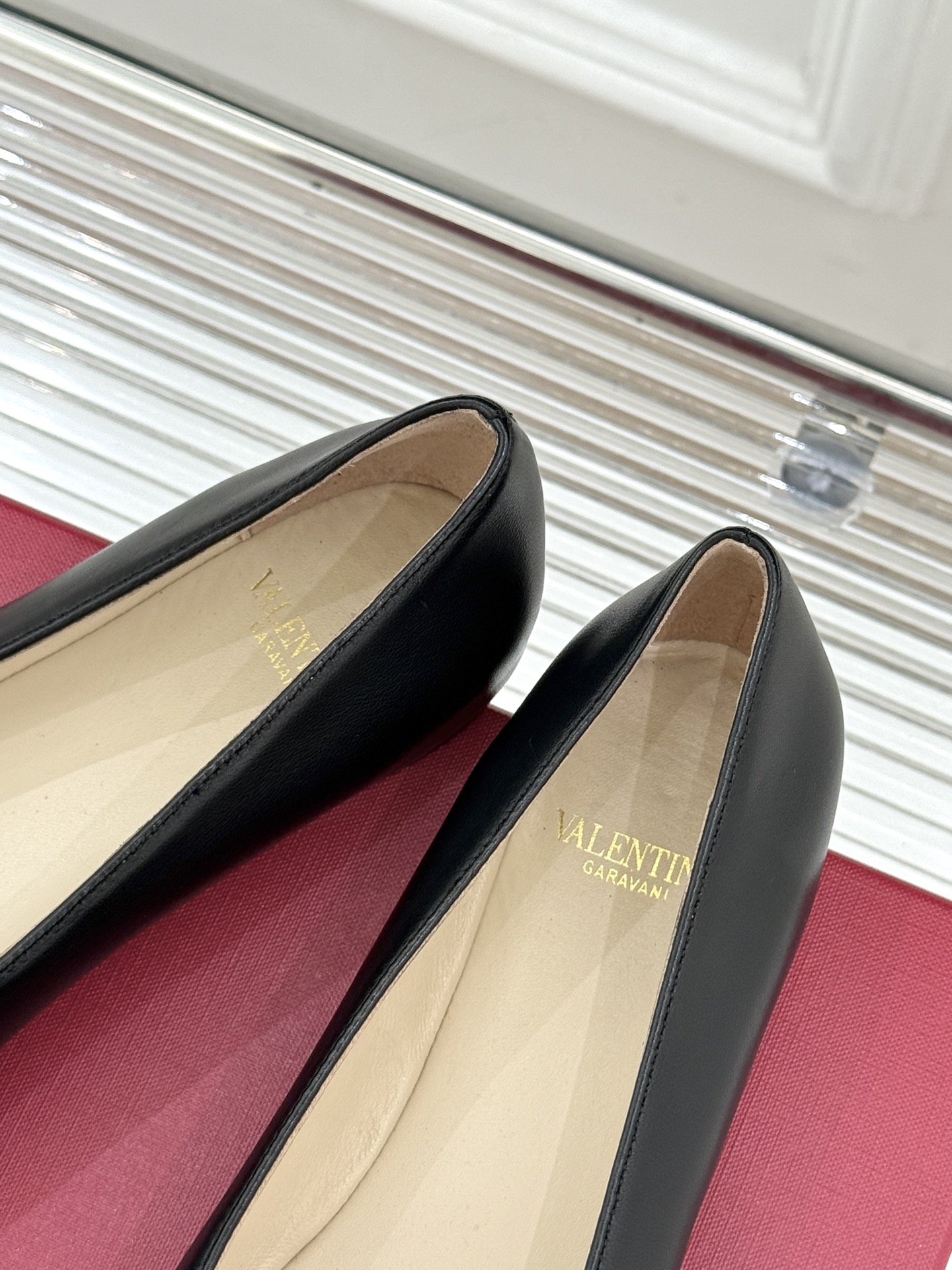 Valentino/华伦天奴26WF早春新品金属V扣平底芭蕾舞鞋单鞋以柔雅鞋型承载标志性奢雅格调。甄选细