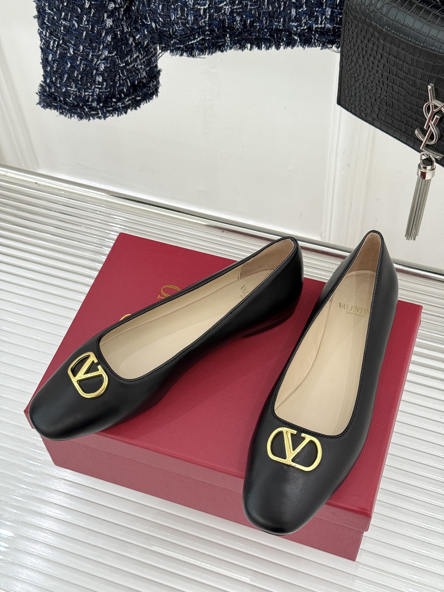 Valentino/华伦天奴26WF早春新品金属V扣平底芭蕾舞鞋单鞋以柔雅鞋型承载标志性奢雅格调。甄选细