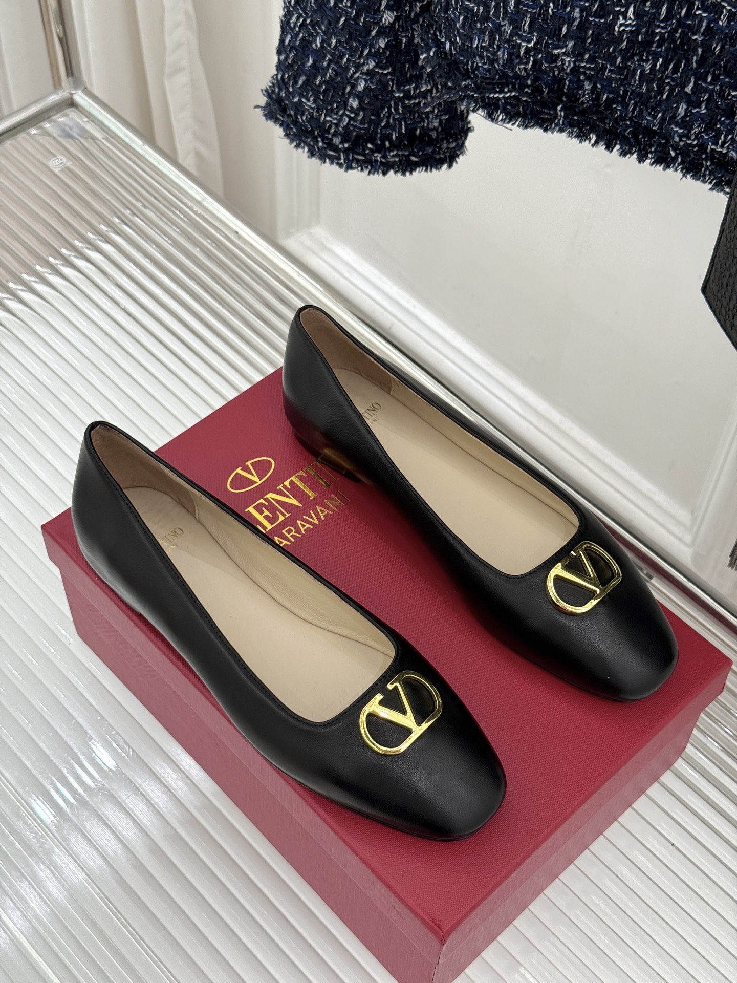 Valentino/华伦天奴26WF早春新品金属V扣平底芭蕾舞鞋单鞋以柔雅鞋型承载标志性奢雅格调。甄选细