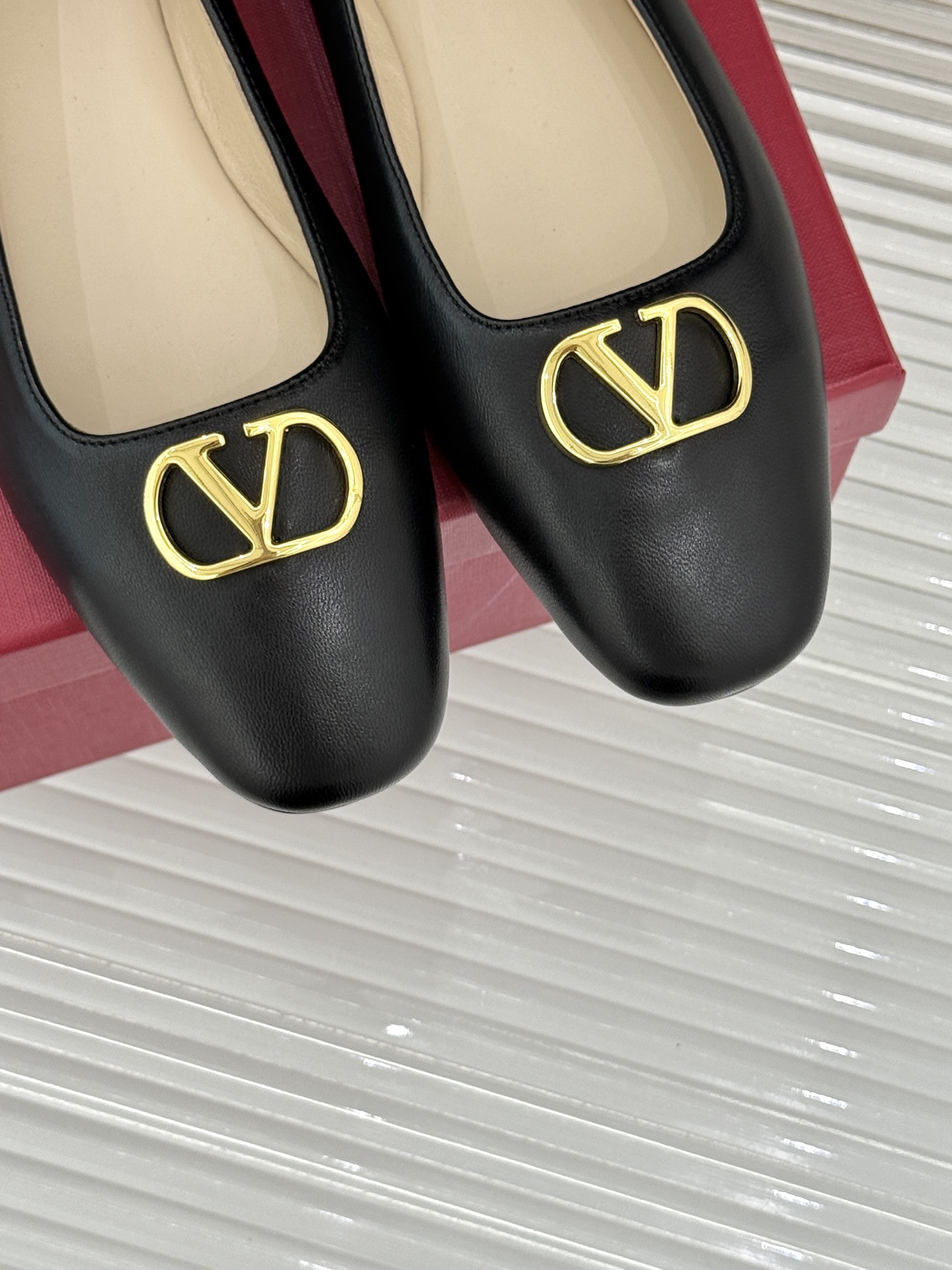 Valentino/华伦天奴26WF早春新品金属V扣平底芭蕾舞鞋单鞋以柔雅鞋型承载标志性奢雅格调。甄选细