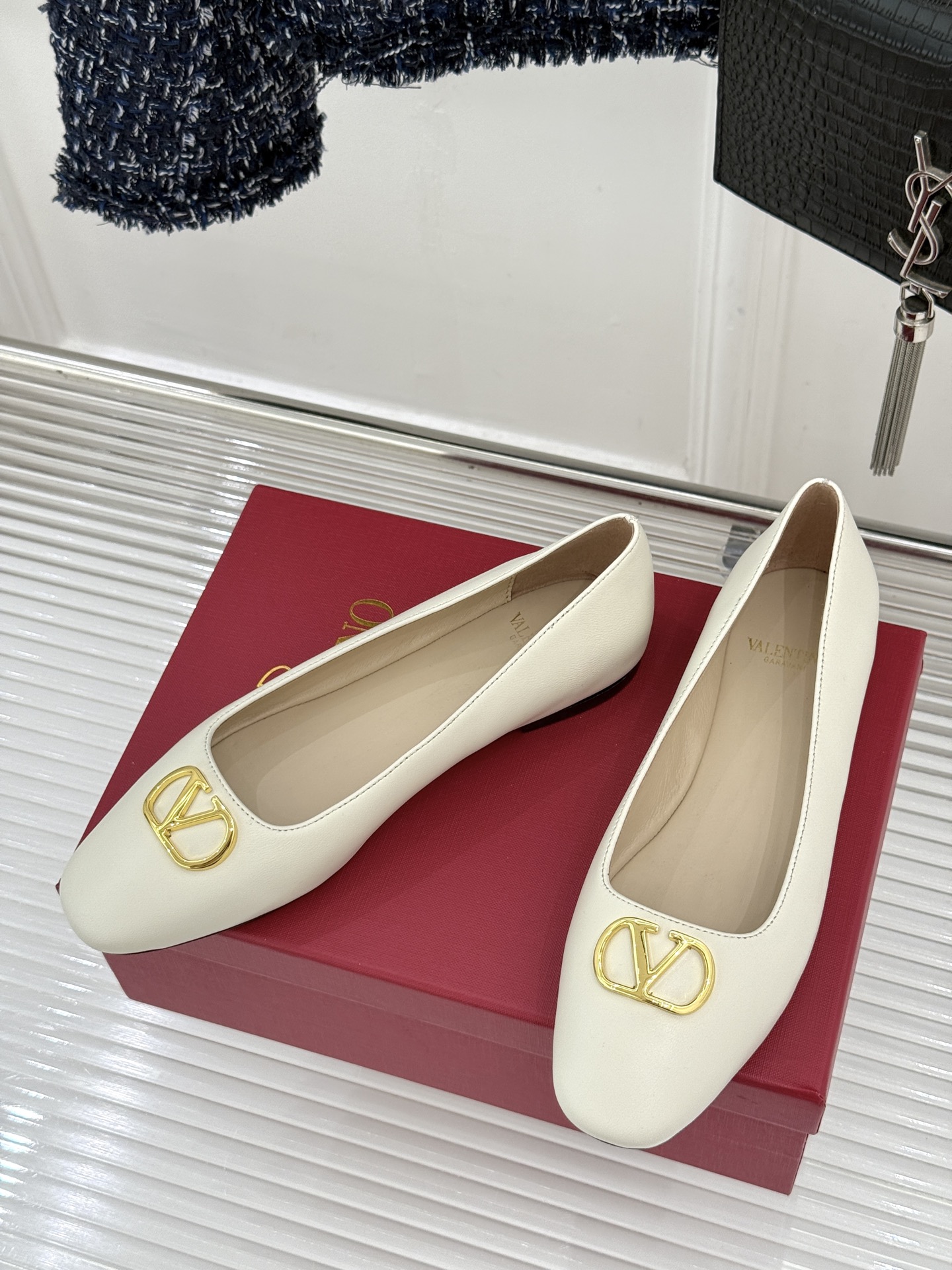 Valentino/华伦天奴26WF早春新品金属V扣平底芭蕾舞鞋单鞋以柔雅鞋型承载标志性奢雅格调。甄选细