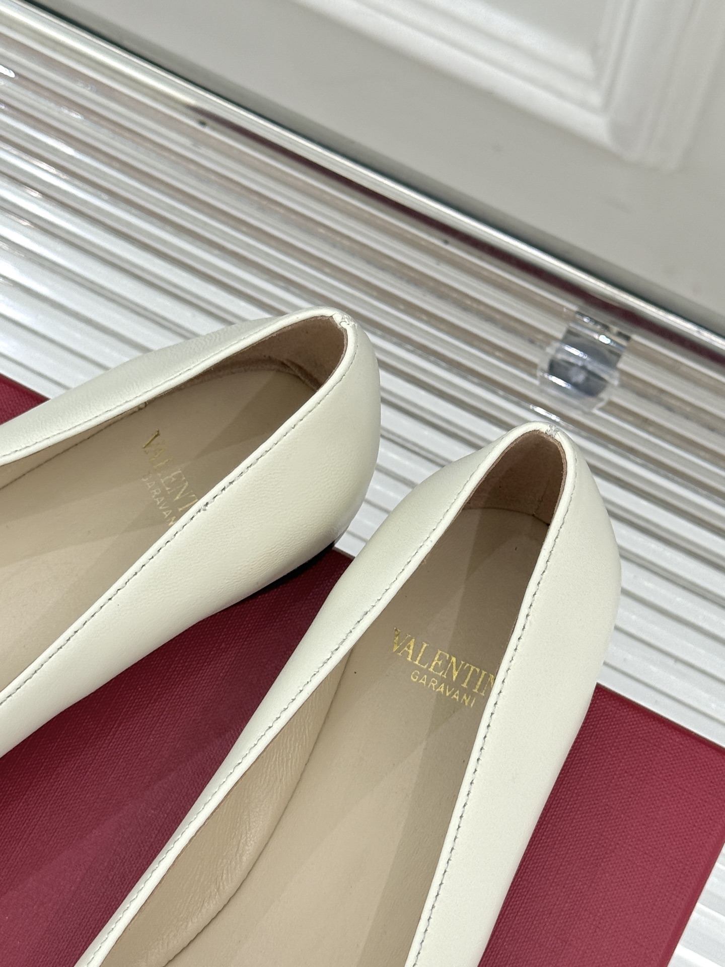 Valentino/华伦天奴26WF早春新品金属V扣平底芭蕾舞鞋单鞋以柔雅鞋型承载标志性奢雅格调。甄选细