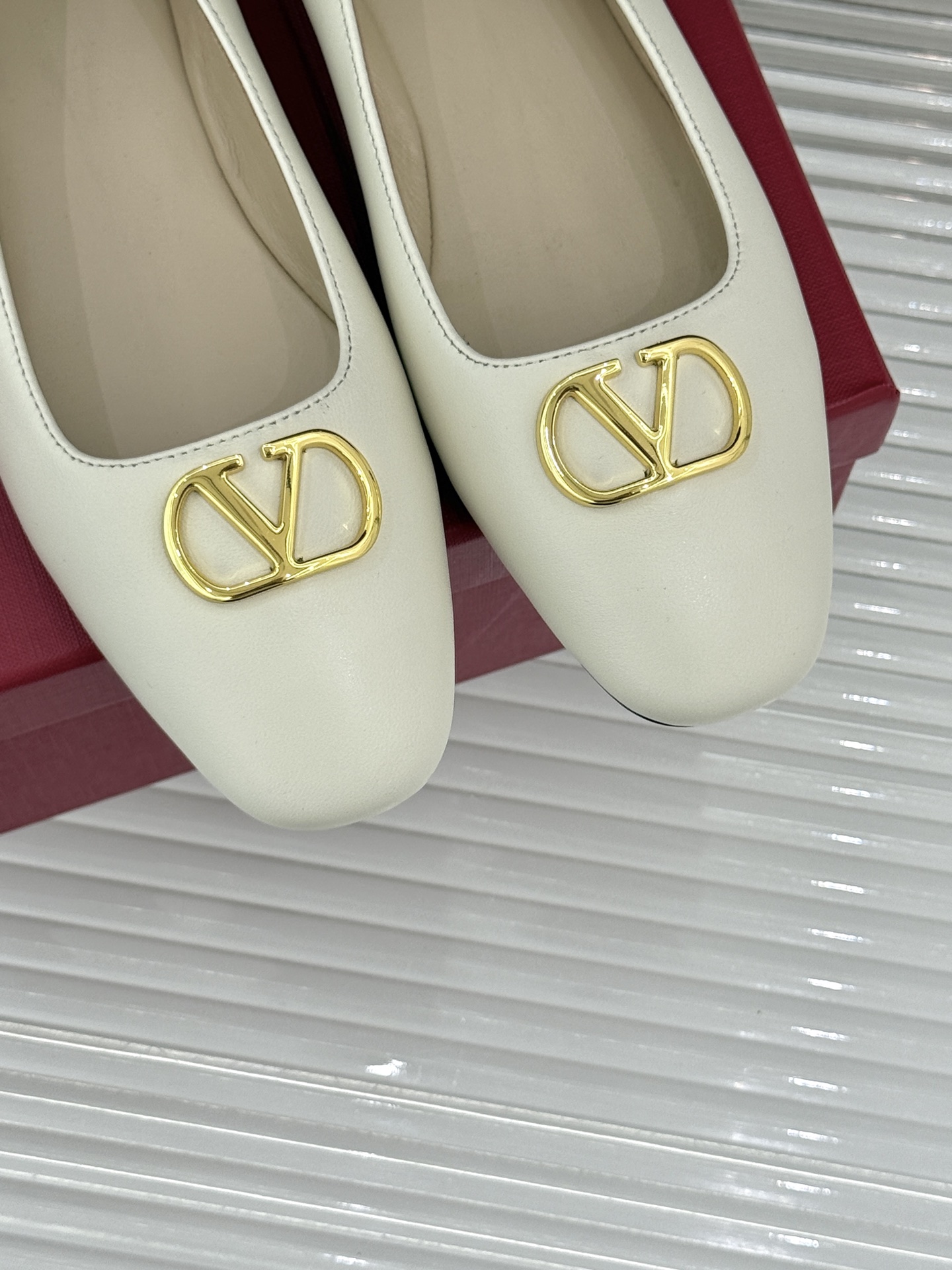 Valentino/华伦天奴26WF早春新品金属V扣平底芭蕾舞鞋单鞋以柔雅鞋型承载标志性奢雅格调。甄选细