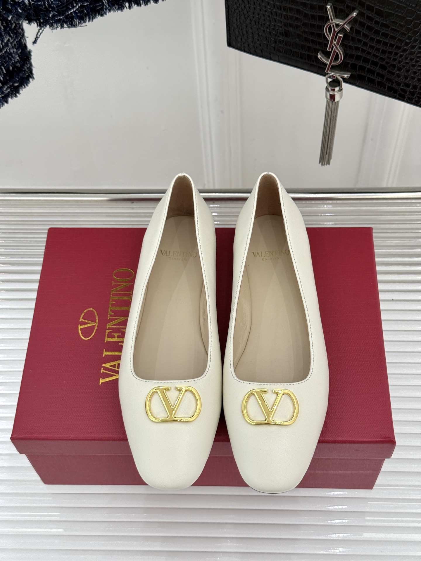 Valentino/华伦天奴26WF早春新品金属V扣平底芭蕾舞鞋单鞋以柔雅鞋型承载标志性奢雅格调。甄选细