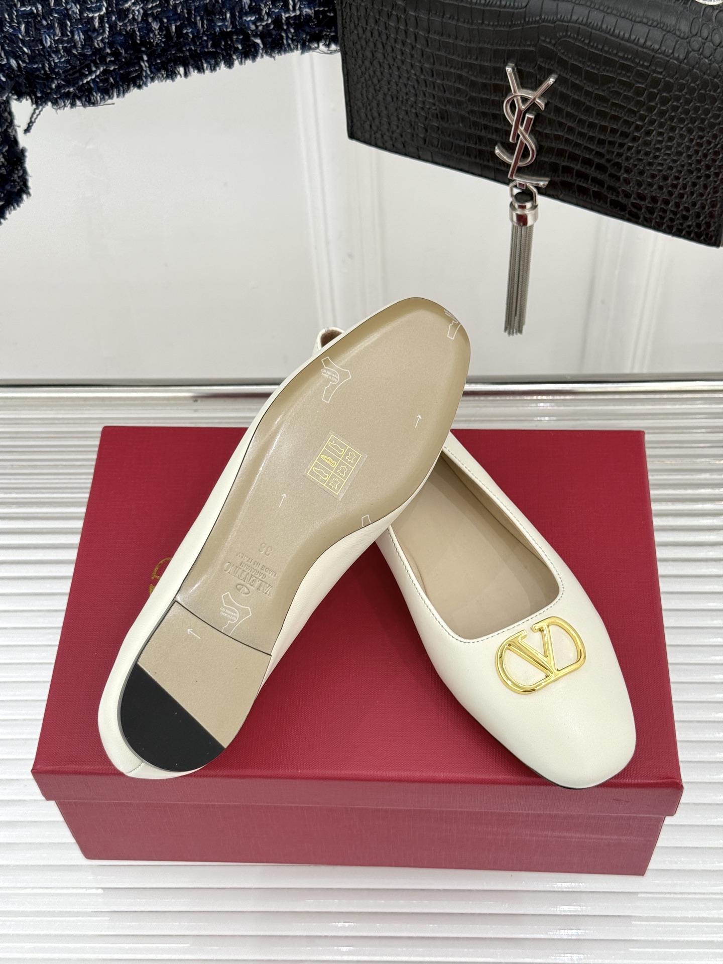 Valentino/华伦天奴26WF早春新品金属V扣平底芭蕾舞鞋单鞋以柔雅鞋型承载标志性奢雅格调。甄选细