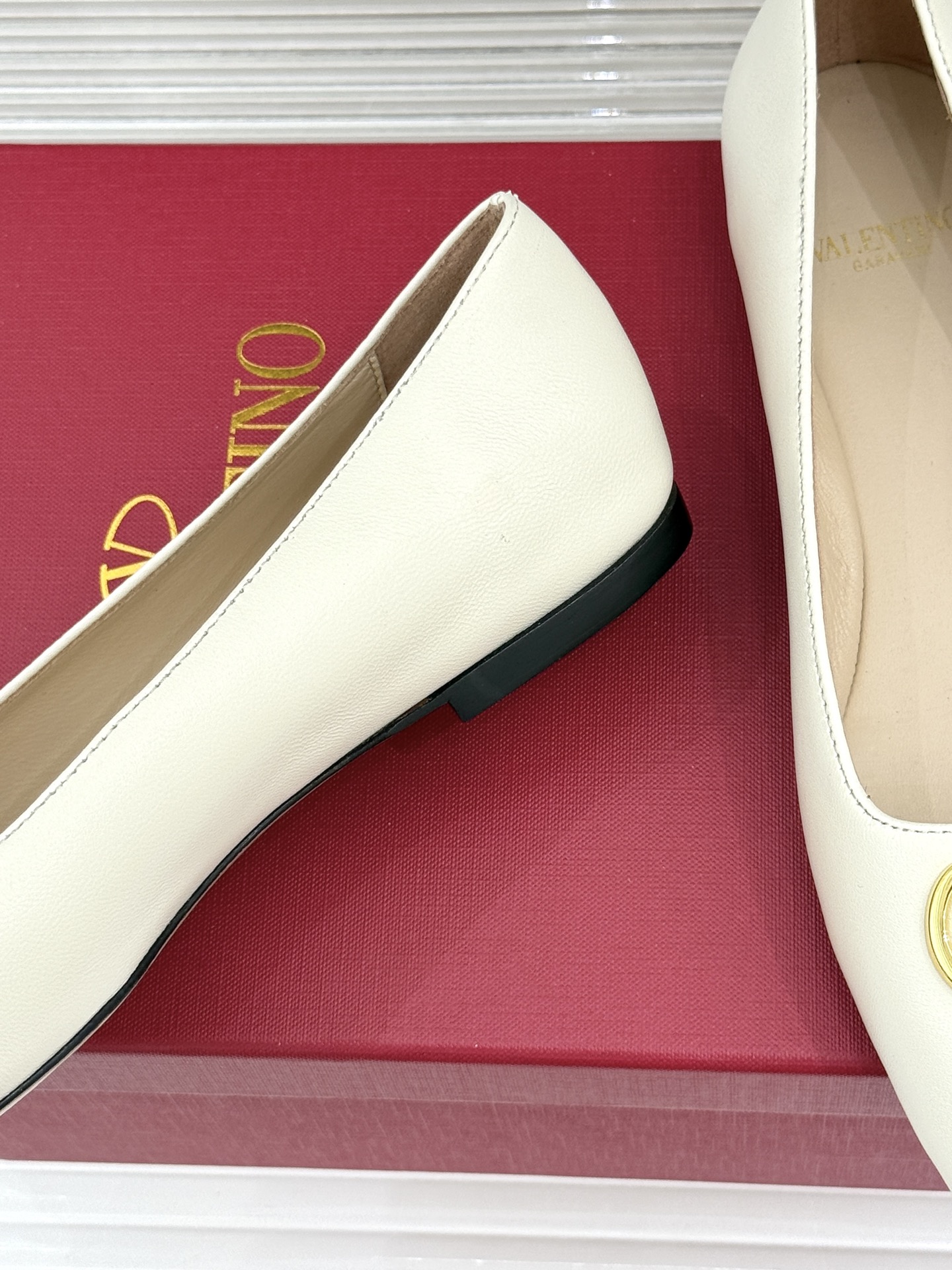 Valentino/华伦天奴26WF早春新品金属V扣平底芭蕾舞鞋单鞋以柔雅鞋型承载标志性奢雅格调。甄选细