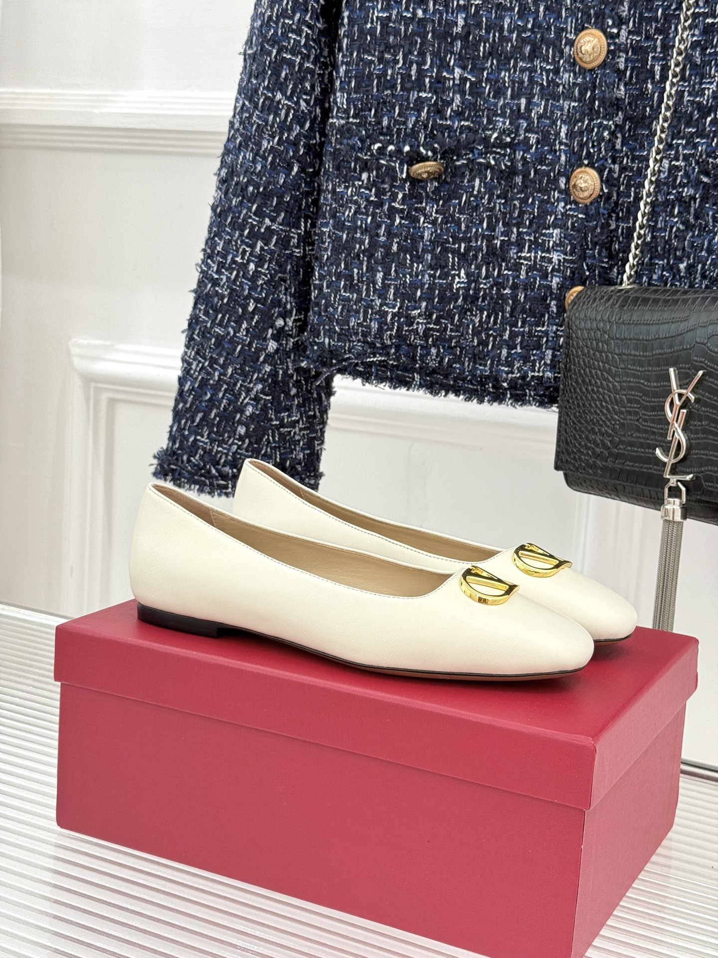 Valentino/华伦天奴26WF早春新品金属V扣平底芭蕾舞鞋单鞋以柔雅鞋型承载标志性奢雅格调。甄选细