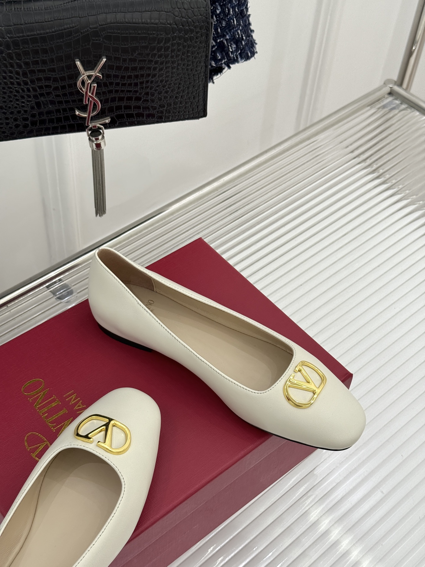 Valentino/华伦天奴26WF早春新品金属V扣平底芭蕾舞鞋单鞋以柔雅鞋型承载标志性奢雅格调。甄选细