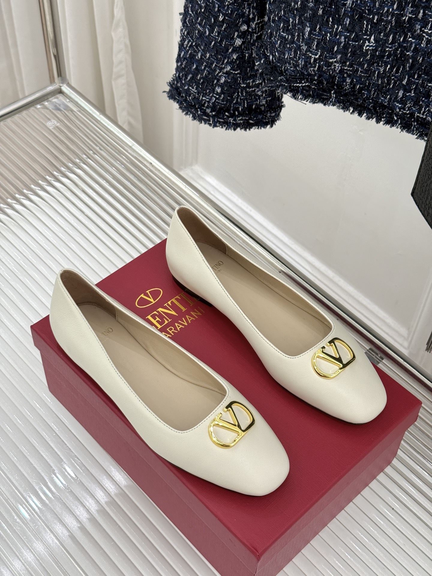 Valentino/华伦天奴26WF早春新品金属V扣平底芭蕾舞鞋单鞋以柔雅鞋型承载标志性奢雅格调。甄选细