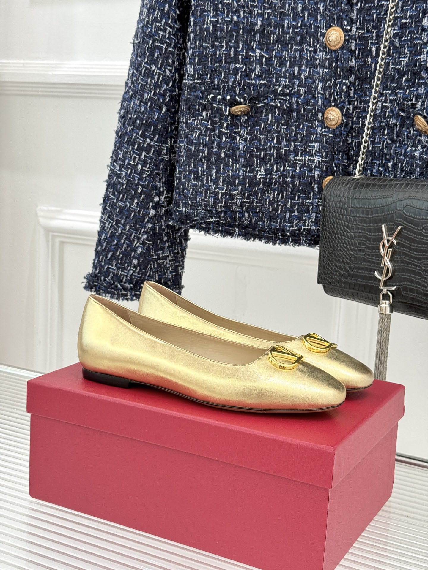 Valentino/华伦天奴26WF早春新品金属V扣平底芭蕾舞鞋单鞋以柔雅鞋型承载标志性奢雅格调。甄选细