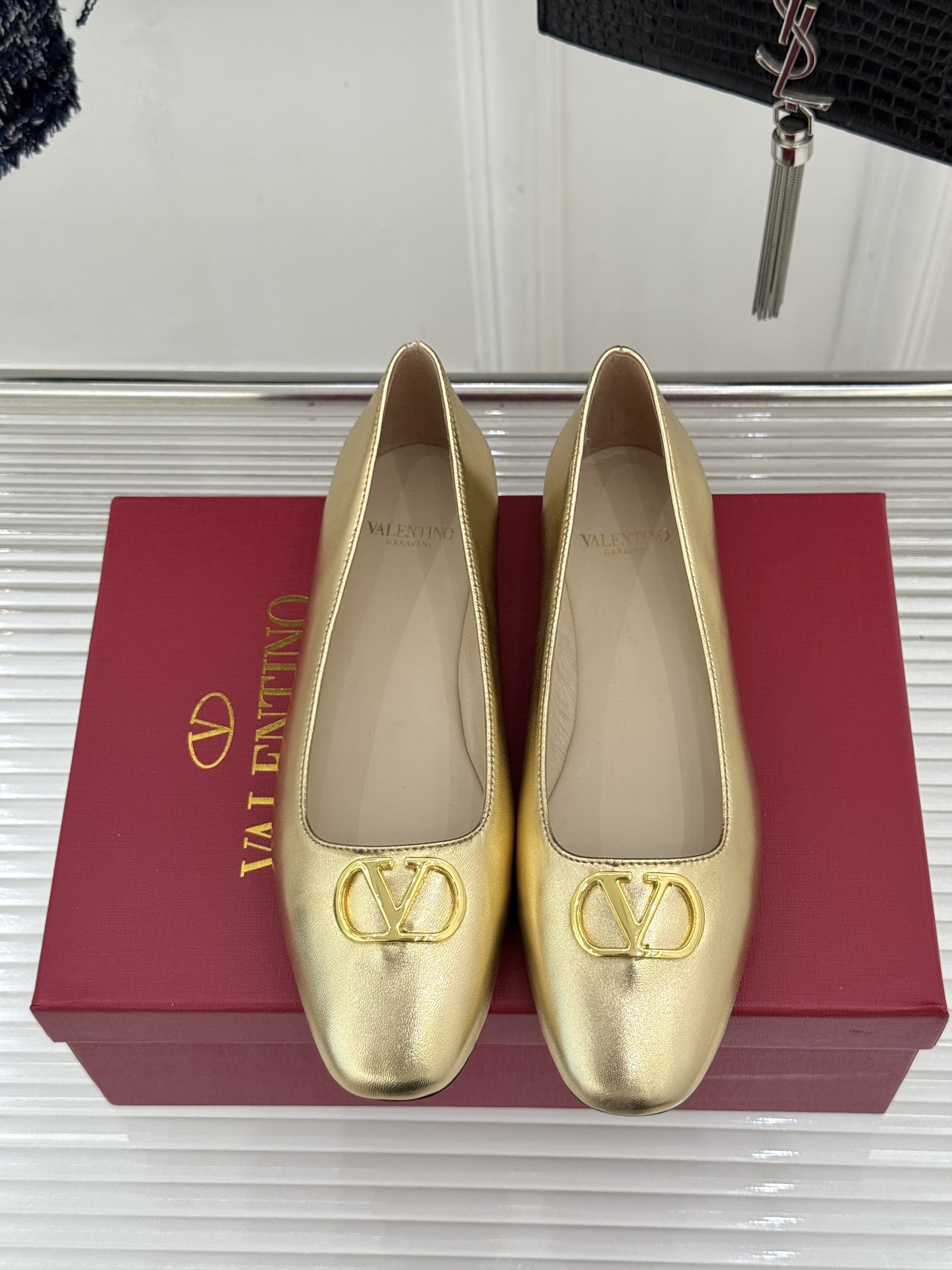 Valentino/华伦天奴26WF早春新品金属V扣平底芭蕾舞鞋单鞋以柔雅鞋型承载标志性奢雅格调。甄选细