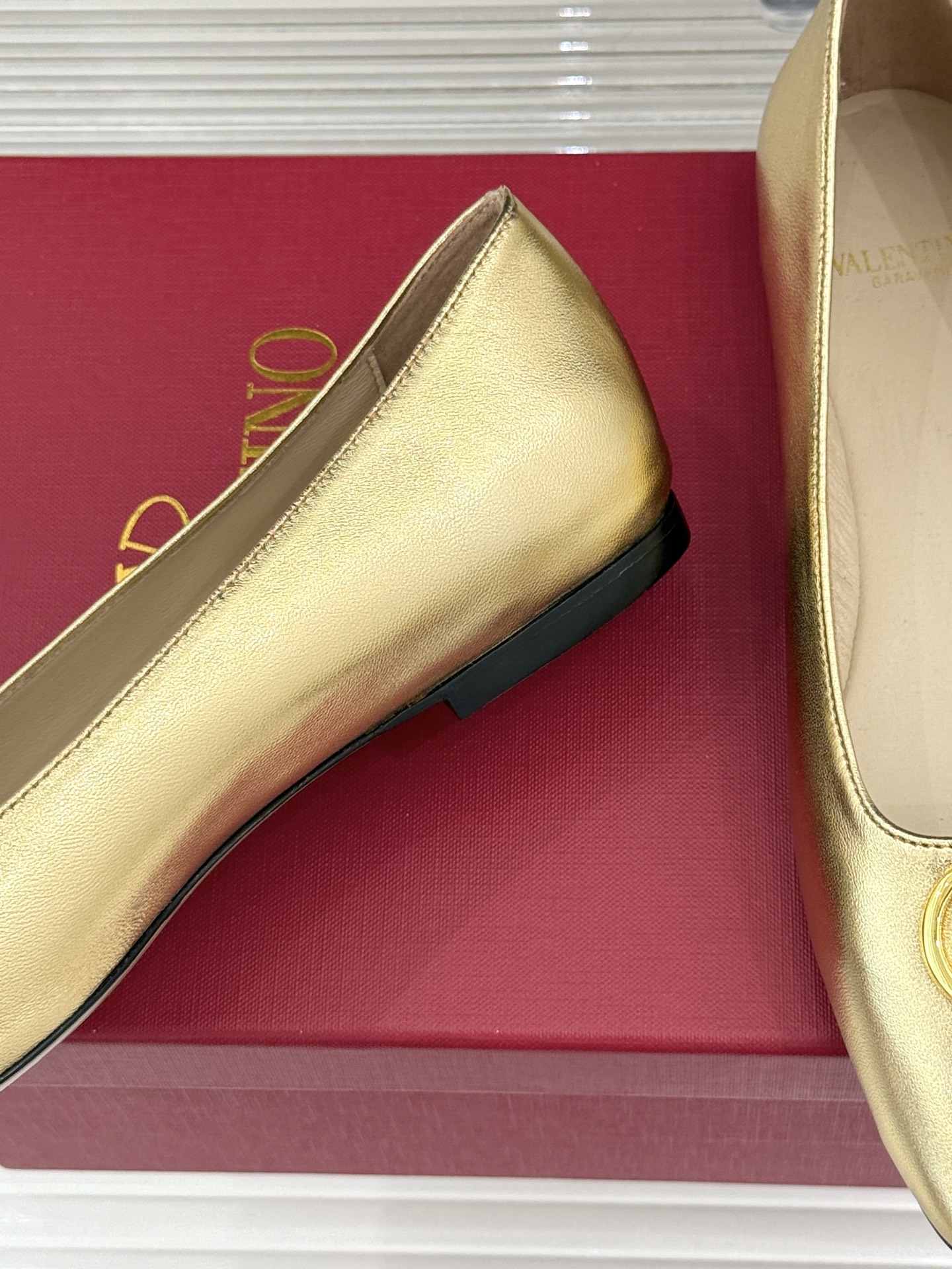 Valentino/华伦天奴26WF早春新品金属V扣平底芭蕾舞鞋单鞋以柔雅鞋型承载标志性奢雅格调。甄选细