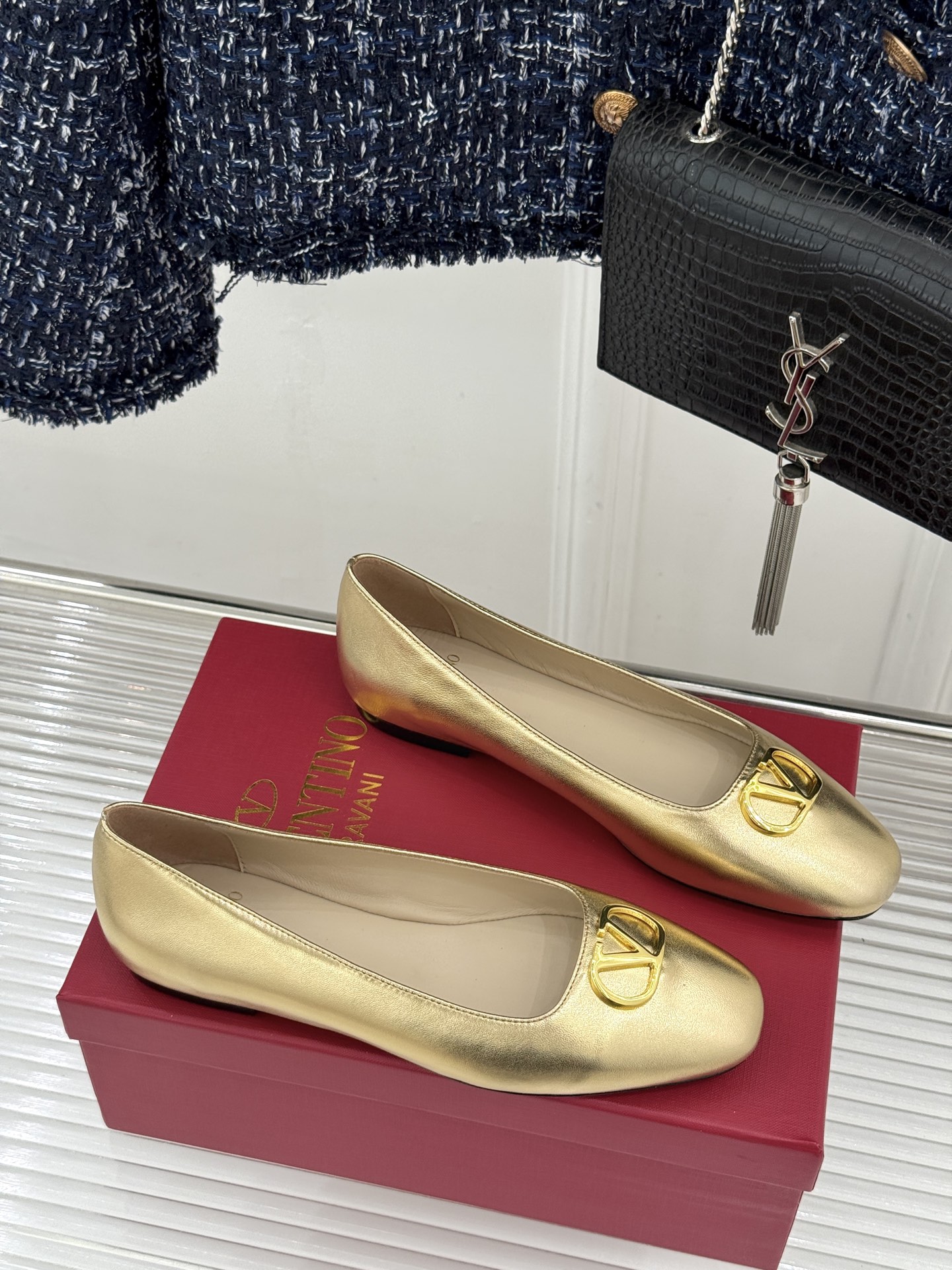 Valentino/华伦天奴26WF早春新品金属V扣平底芭蕾舞鞋单鞋以柔雅鞋型承载标志性奢雅格调。甄选细