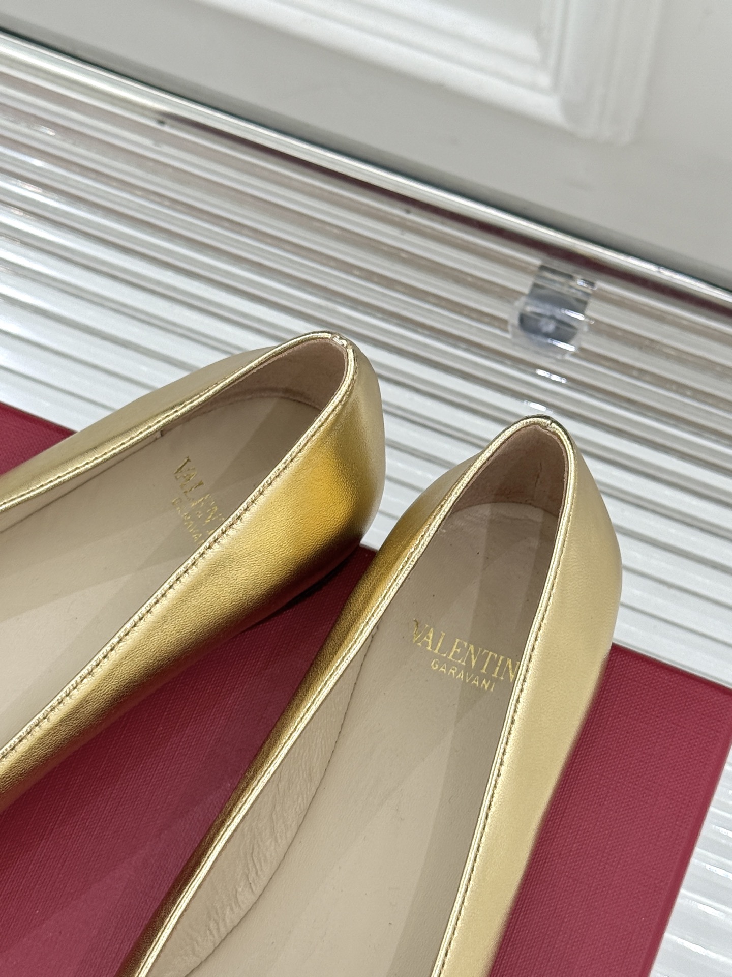 Valentino/华伦天奴26WF早春新品金属V扣平底芭蕾舞鞋单鞋以柔雅鞋型承载标志性奢雅格调。甄选细