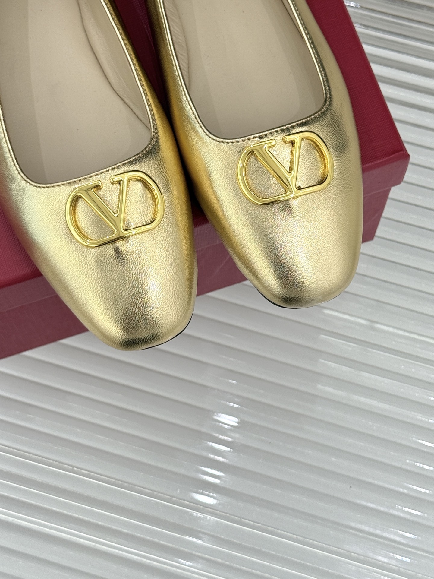 Valentino/华伦天奴26WF早春新品金属V扣平底芭蕾舞鞋单鞋以柔雅鞋型承载标志性奢雅格调。甄选细