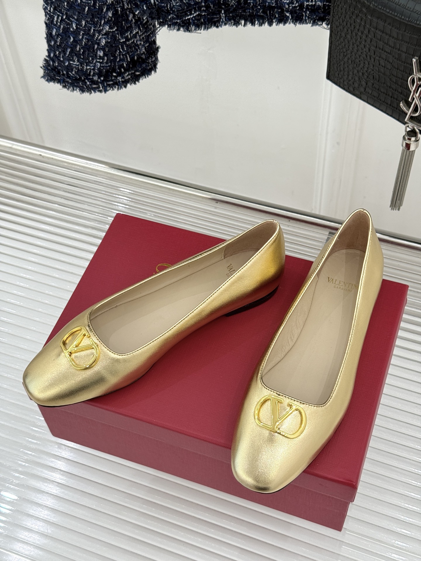 Valentino/华伦天奴26WF早春新品金属V扣平底芭蕾舞鞋单鞋以柔雅鞋型承载标志性奢雅格调。甄选细