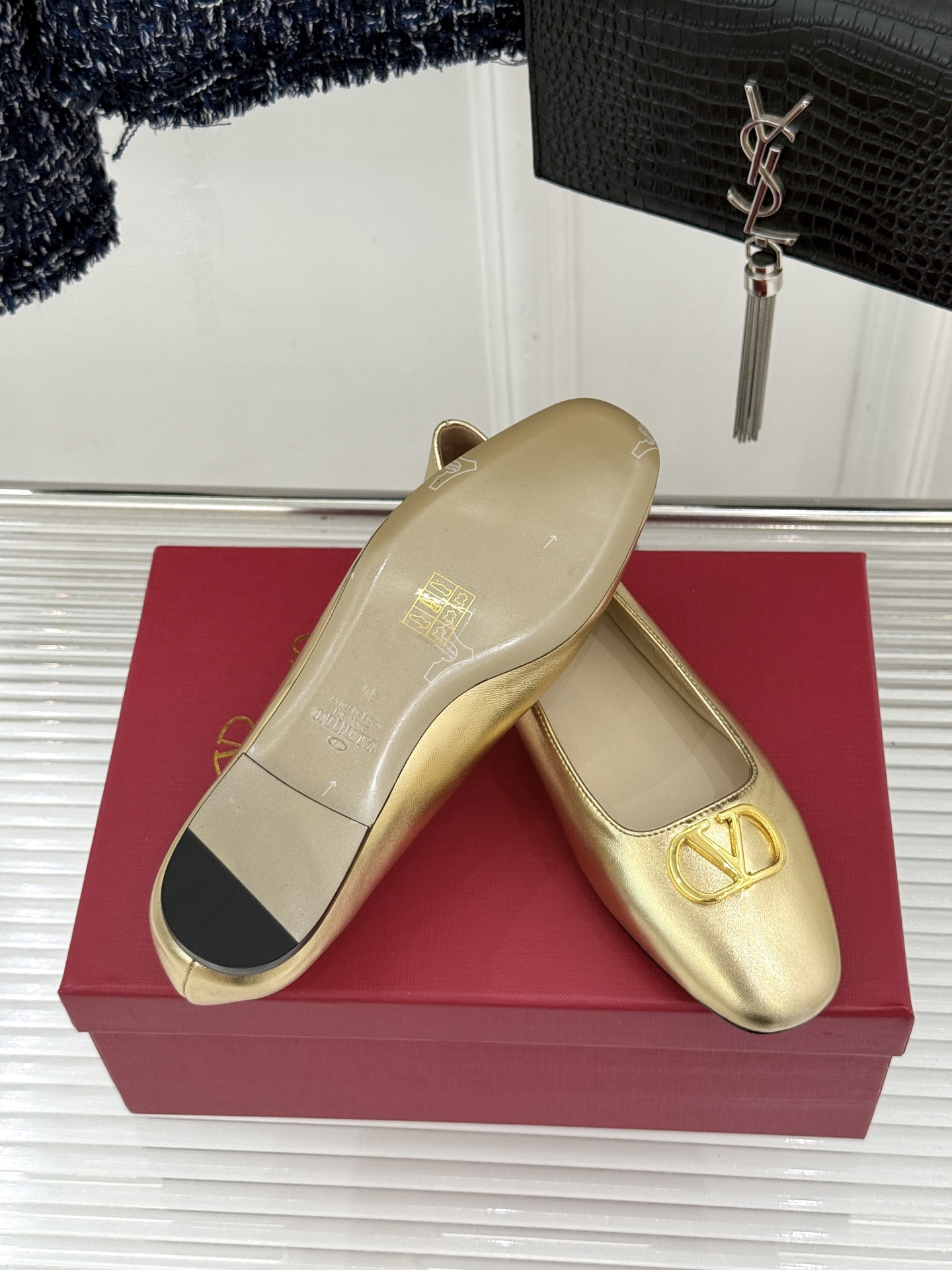 Valentino/华伦天奴26WF早春新品金属V扣平底芭蕾舞鞋单鞋以柔雅鞋型承载标志性奢雅格调。甄选细